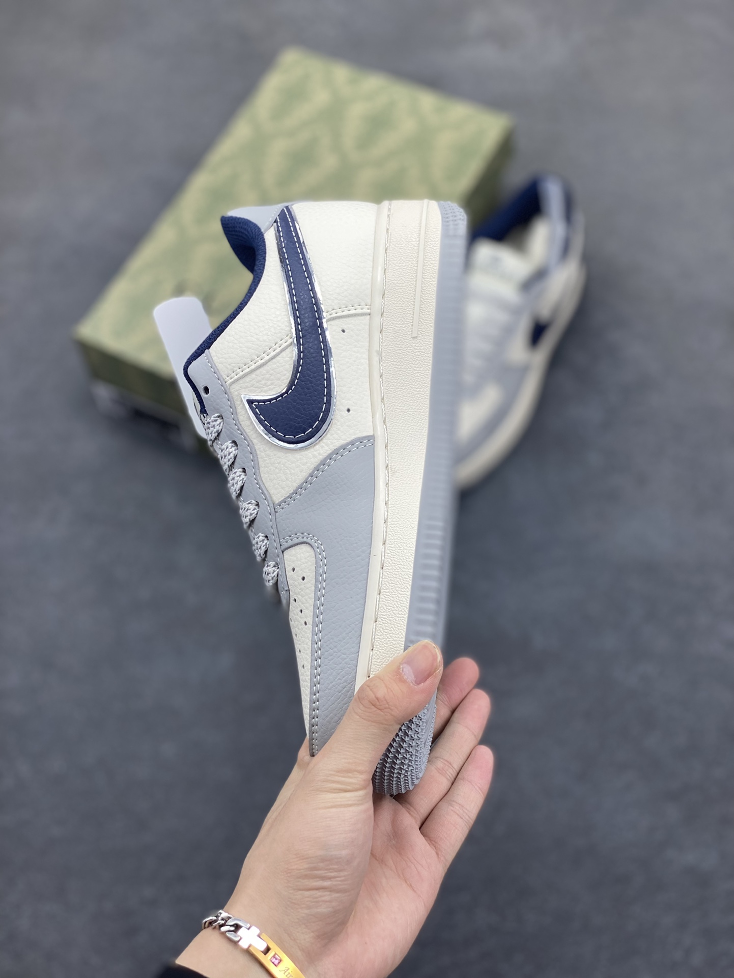 图片[3]-NIke Air Force 1 \’07 Low “古驰联名——灰蓝勾”空军一号 低帮 运动鞋 休闲鞋 折边针车 工艺难度大 原楦头原纸板 原装鞋盒 定制五金配件 内置全掌气垫 原厂鞋底 货号：XS1958-543 尺码：36 36.5 37.5 38 38.5 39 40 40.5 41 42 42.5 43 44 44.5 45-选品中心