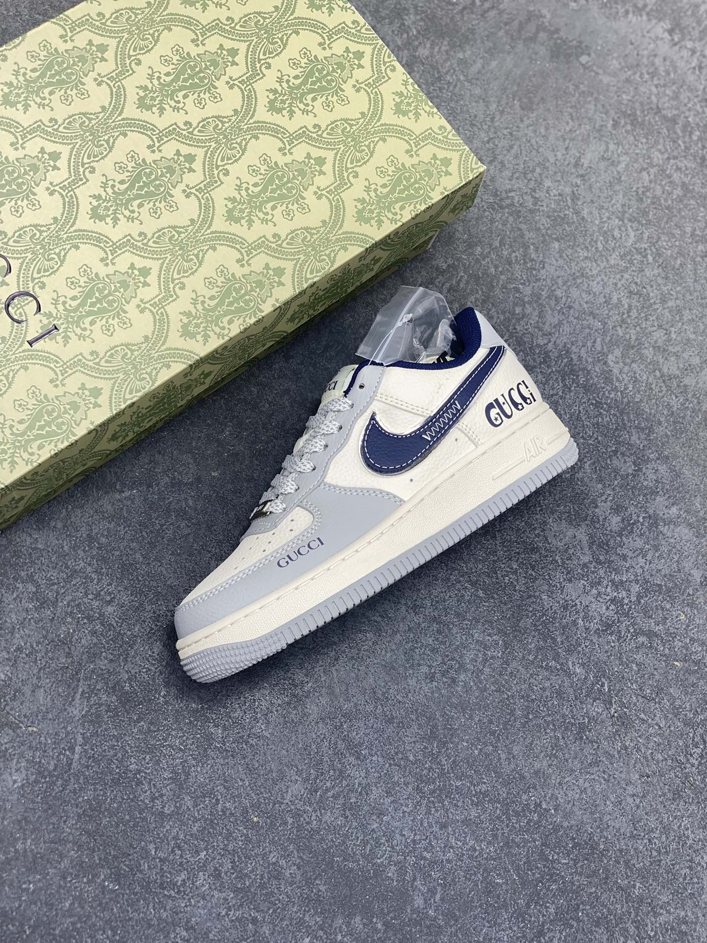 图片[7]-NIke Air Force 1 \’07 Low “古驰联名——灰蓝勾”空军一号 低帮 运动鞋 休闲鞋 折边针车 工艺难度大 原楦头原纸板 原装鞋盒 定制五金配件 内置全掌气垫 原厂鞋底 货号：XS1958-543 尺码：36 36.5 37.5 38 38.5 39 40 40.5 41 42 42.5 43 44 44.5 45-选品中心