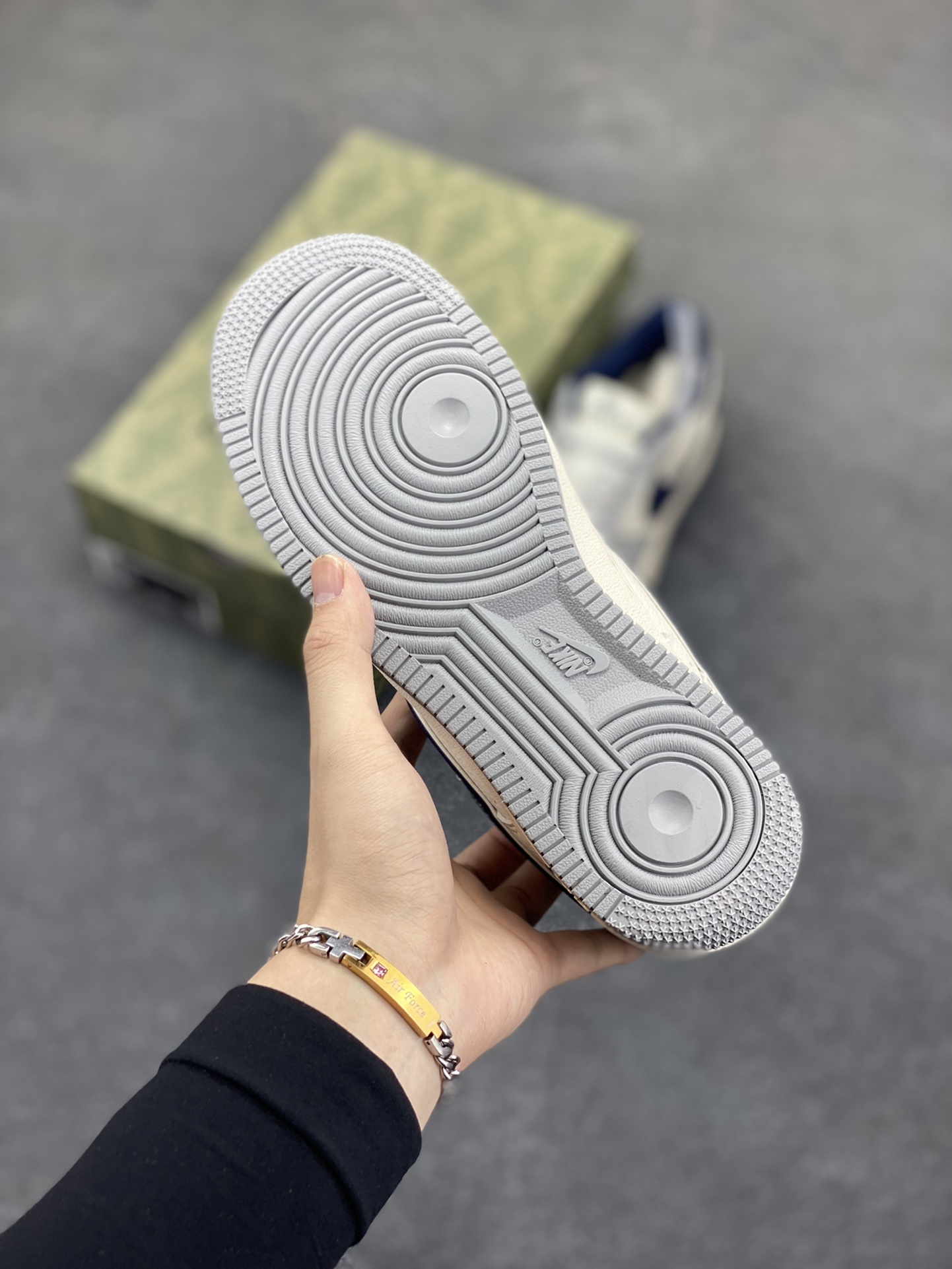 图片[5]-NIke Air Force 1 \’07 Low “古驰联名——灰蓝勾”空军一号 低帮 运动鞋 休闲鞋 折边针车 工艺难度大 原楦头原纸板 原装鞋盒 定制五金配件 内置全掌气垫 原厂鞋底 货号：XS1958-543 尺码：36 36.5 37.5 38 38.5 39 40 40.5 41 42 42.5 43 44 44.5 45-选品中心