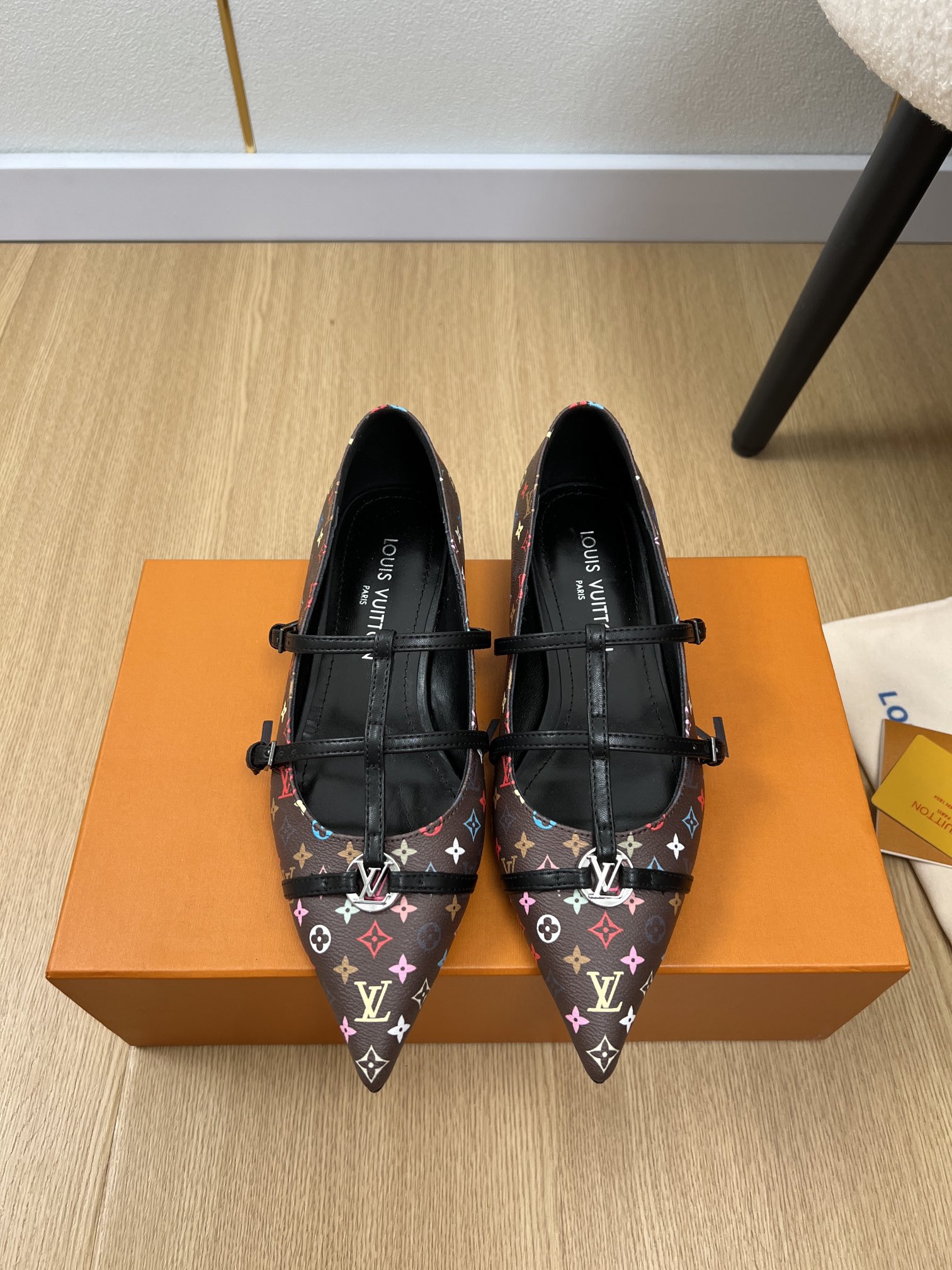NO:240634,Louis Vuitton | 2025 L's new spring and summer products for 2025, the counter classic hot flat-soled Mary Jane pointed-toe shoes, upper patent leather/presbyterian inner sheepskin outsole imported from Italy, heel height 1.5cm, size 35-42 (customized for 40.41.42), single shoes, louis vuitton, louis vuitton, louis vuitton, mary jane, sheepskin, Leather soles19860909Louis Vuitton 路易威登 | 2025 L家2025春夏新品 专柜经典爆款平底玛丽珍尖头单鞋 鞋面漆皮/老花 内里羊皮 大底意大利进口真皮大底 跟高1.5cm 码数35-42（40.41.42定制）,单鞋,louis vuitton,louis vuitton,louis vuitton,mary jane,sheepskin,Leather soles,Women's Shoes
