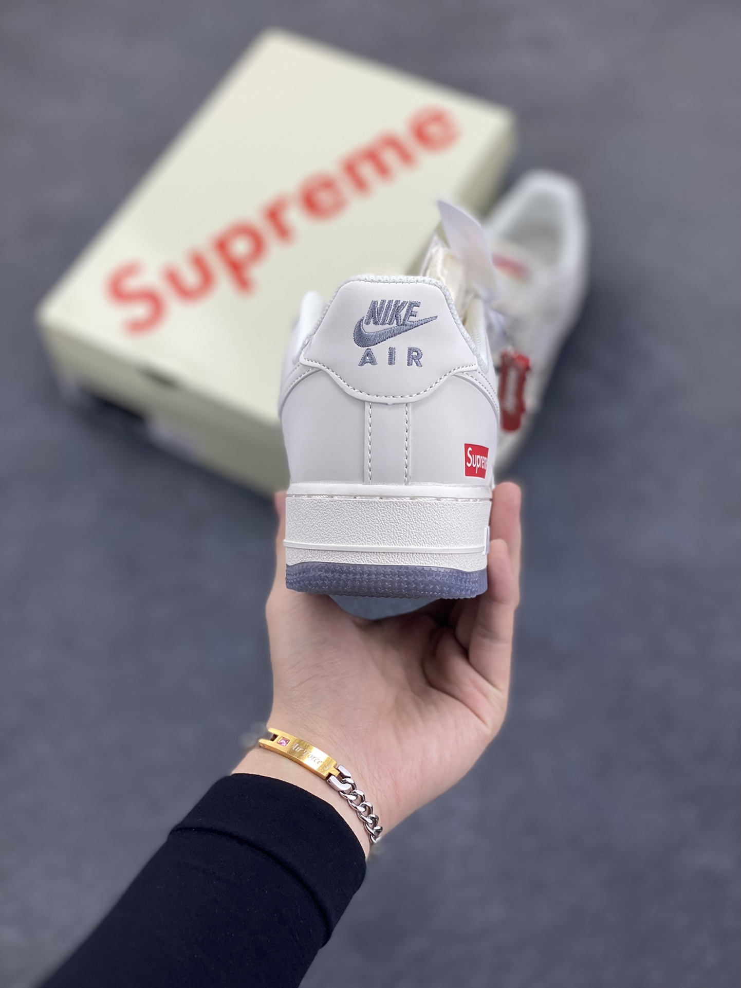 图片[4]-NIke Air Force 1 \’07 Low “Supreme联名——双拼灰印花”空军一号 低帮 运动鞋 休闲鞋 折边针车 工艺难度大 原楦头原纸板 原装鞋盒 定制五金配件 内置全掌气垫 原厂鞋底 货号：HH7518-077 尺码：36 36.5 37.5 38 38.5 39 40 40.5 41 42 42.5 43 44 44.5 45-选品中心