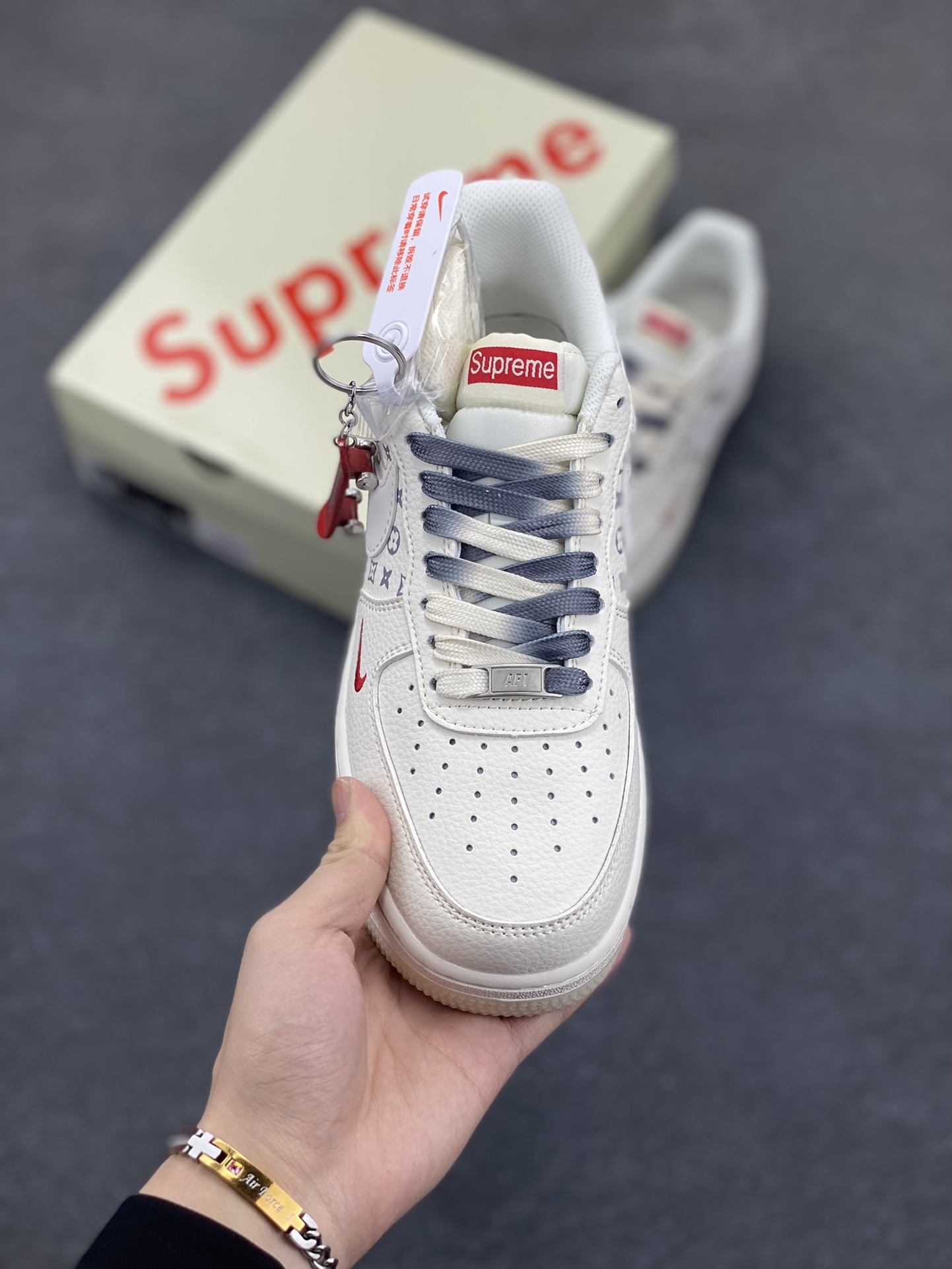图片[2]-NIke Air Force 1 \’07 Low “Supreme联名——双拼灰印花”空军一号 低帮 运动鞋 休闲鞋 折边针车 工艺难度大 原楦头原纸板 原装鞋盒 定制五金配件 内置全掌气垫 原厂鞋底 货号：HH7518-077 尺码：36 36.5 37.5 38 38.5 39 40 40.5 41 42 42.5 43 44 44.5 45-选品中心