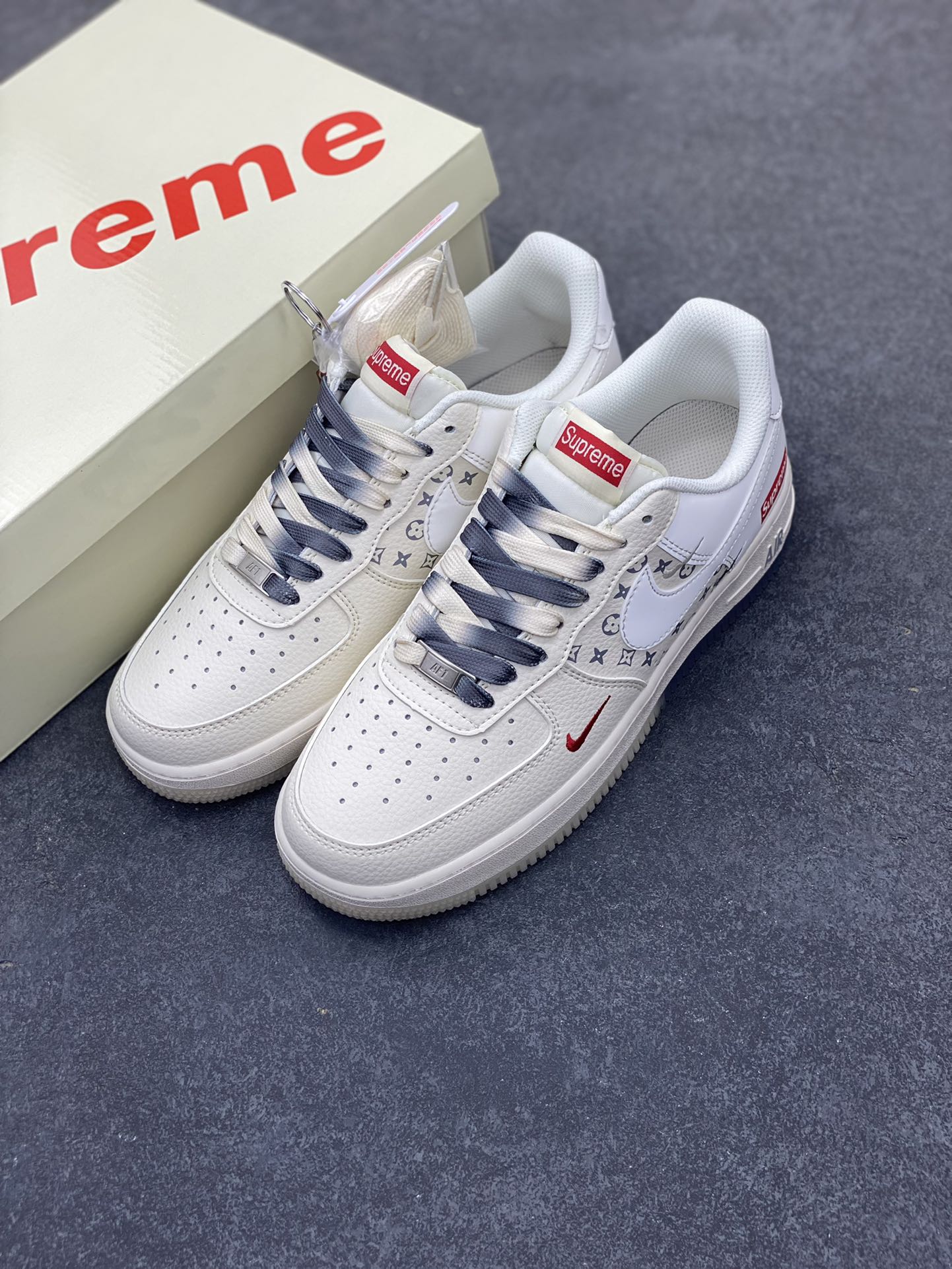 图片[8]-NIke Air Force 1 \’07 Low “Supreme联名——双拼灰印花”空军一号 低帮 运动鞋 休闲鞋 折边针车 工艺难度大 原楦头原纸板 原装鞋盒 定制五金配件 内置全掌气垫 原厂鞋底 货号：HH7518-077 尺码：36 36.5 37.5 38 38.5 39 40 40.5 41 42 42.5 43 44 44.5 45-选品中心