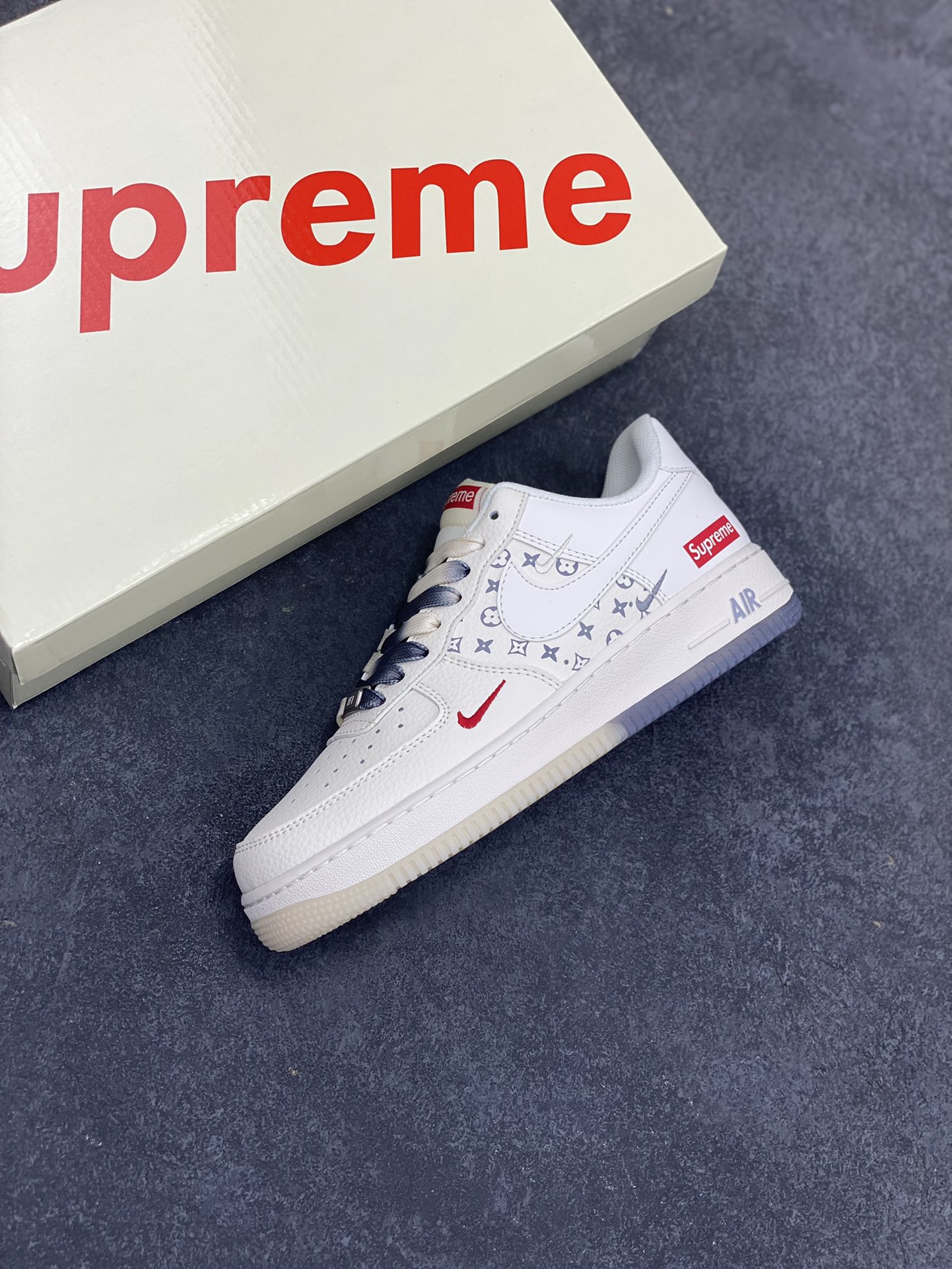 图片[7]-NIke Air Force 1 \’07 Low “Supreme联名——双拼灰印花”空军一号 低帮 运动鞋 休闲鞋 折边针车 工艺难度大 原楦头原纸板 原装鞋盒 定制五金配件 内置全掌气垫 原厂鞋底 货号：HH7518-077 尺码：36 36.5 37.5 38 38.5 39 40 40.5 41 42 42.5 43 44 44.5 45-选品中心