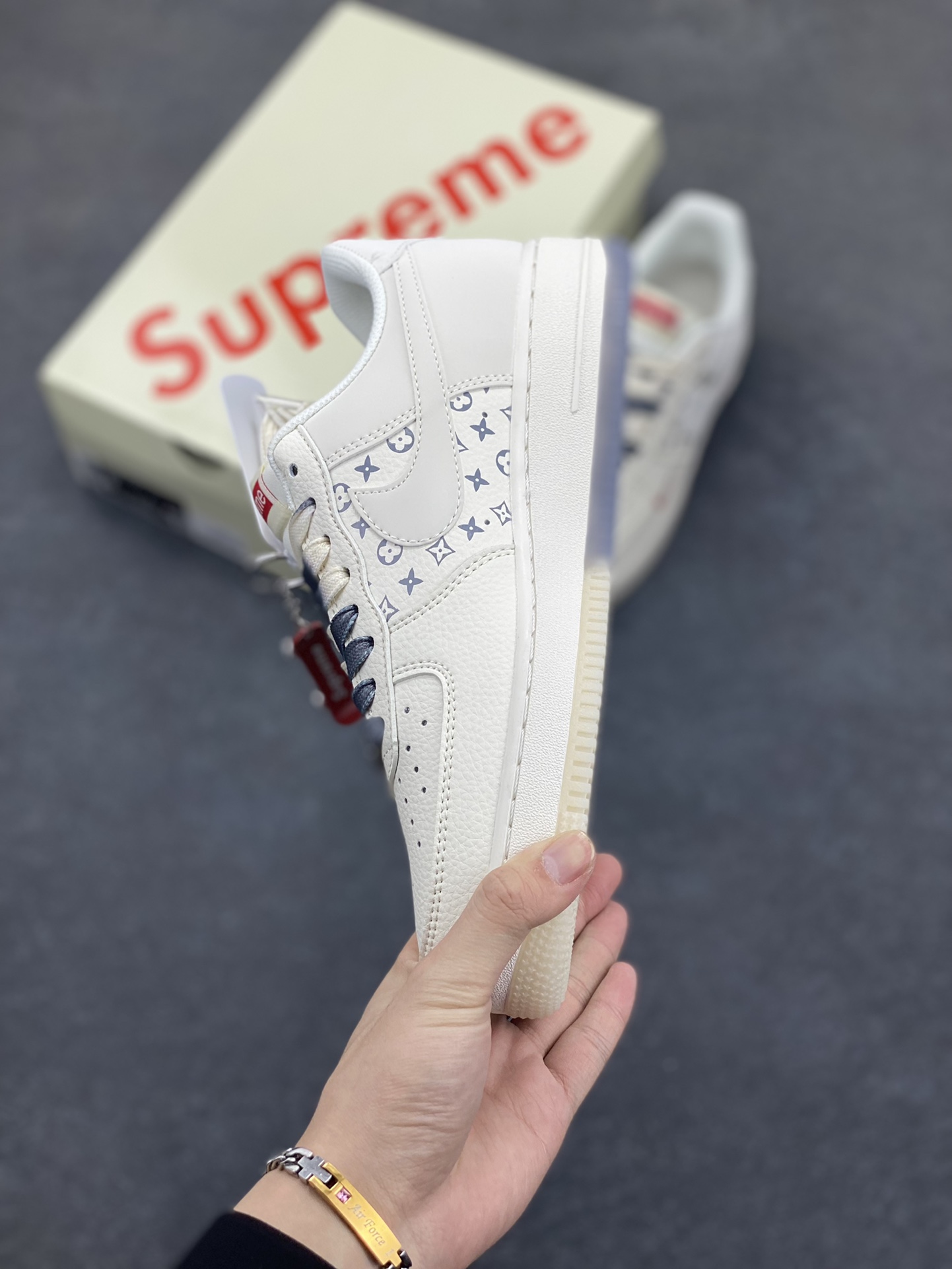 图片[3]-NIke Air Force 1 \’07 Low “Supreme联名——双拼灰印花”空军一号 低帮 运动鞋 休闲鞋 折边针车 工艺难度大 原楦头原纸板 原装鞋盒 定制五金配件 内置全掌气垫 原厂鞋底 货号：HH7518-077 尺码：36 36.5 37.5 38 38.5 39 40 40.5 41 42 42.5 43 44 44.5 45-选品中心