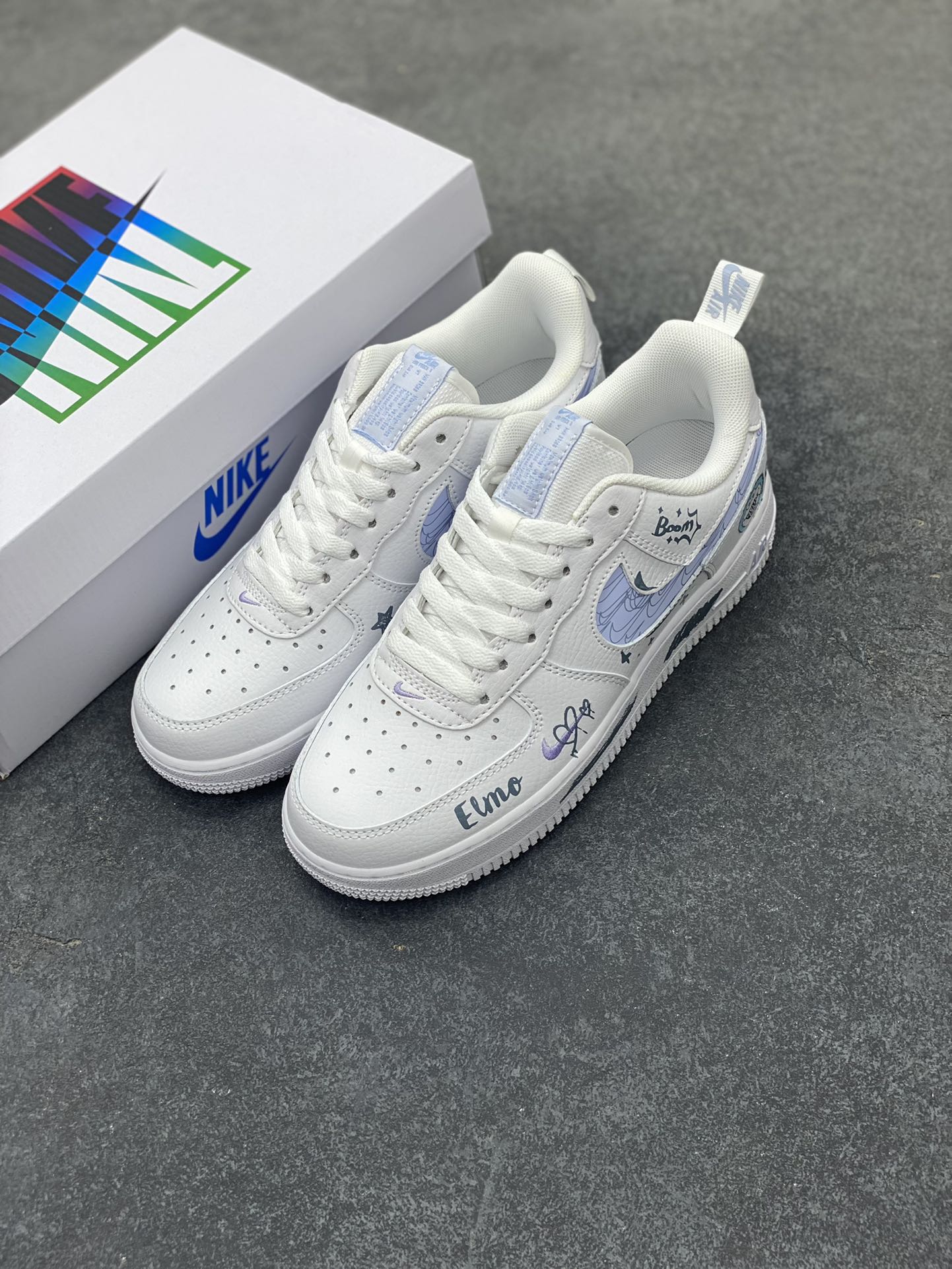 图片[8]-✨520系列限定 🍓“芝麻街”Nike Air Force 1 “SESAME STREET”空军一号定制低帮板鞋 《芝麻街》借助人偶形象及真人表演，综合运用动画、喜剧、纪录片等多种形式，融入流行文化元素，创造出生动有趣的学习世界。通过电视、数字媒体、舞台剧、线下教育培训、书籍杂志和社区拓展活动等渠道进行传播，成为寓教于乐儿童电视节目风格的典范 货号：FB8971-080 尺码：36 36.5 37.5 38 38.5 39 40 40.5 41 42 42.5 43 44 44.5 45-选品中心
