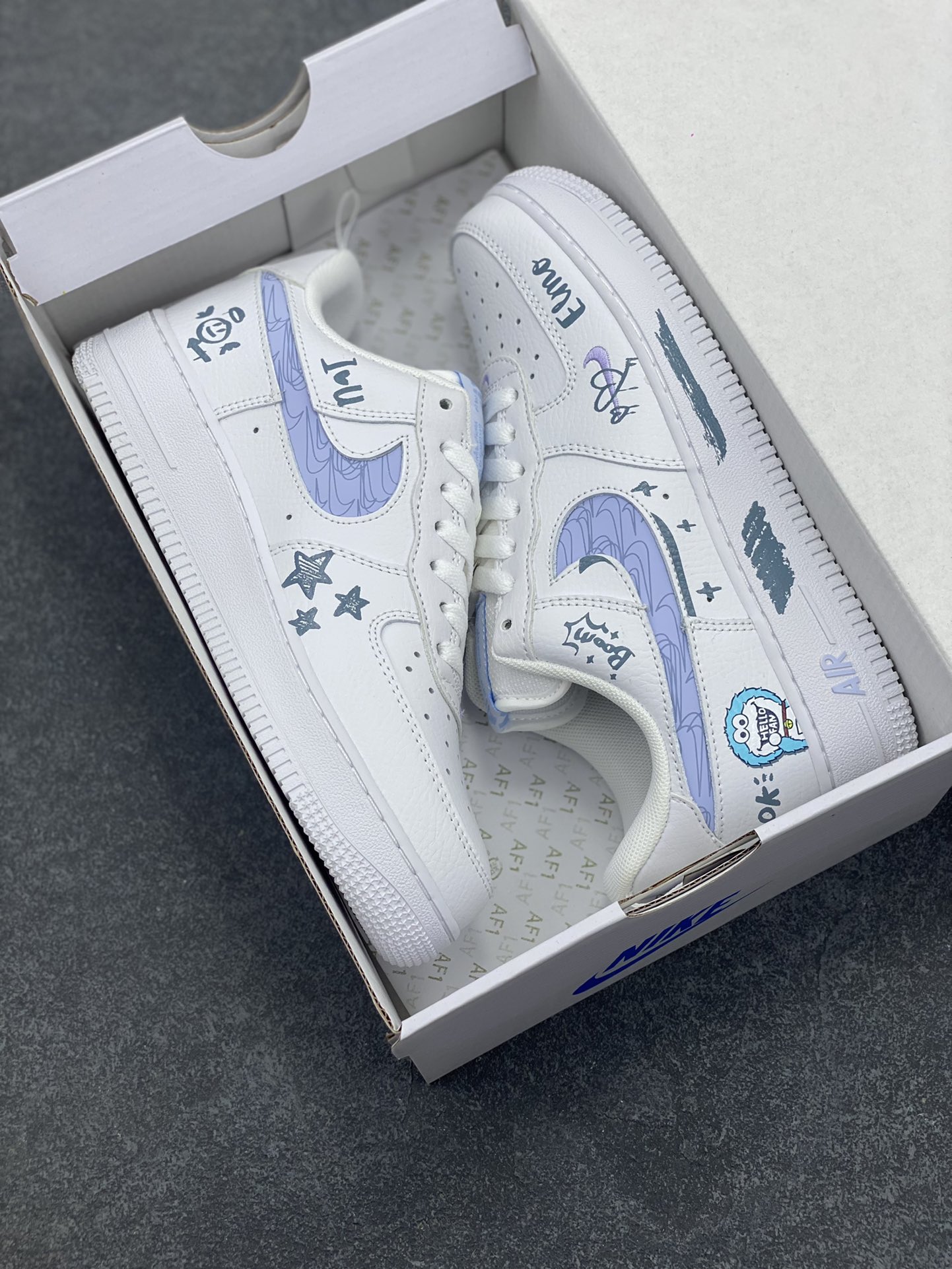 图片[9]-✨520系列限定 🍓“芝麻街”Nike Air Force 1 “SESAME STREET”空军一号定制低帮板鞋 《芝麻街》借助人偶形象及真人表演，综合运用动画、喜剧、纪录片等多种形式，融入流行文化元素，创造出生动有趣的学习世界。通过电视、数字媒体、舞台剧、线下教育培训、书籍杂志和社区拓展活动等渠道进行传播，成为寓教于乐儿童电视节目风格的典范 货号：FB8971-080 尺码：36 36.5 37.5 38 38.5 39 40 40.5 41 42 42.5 43 44 44.5 45-选品中心