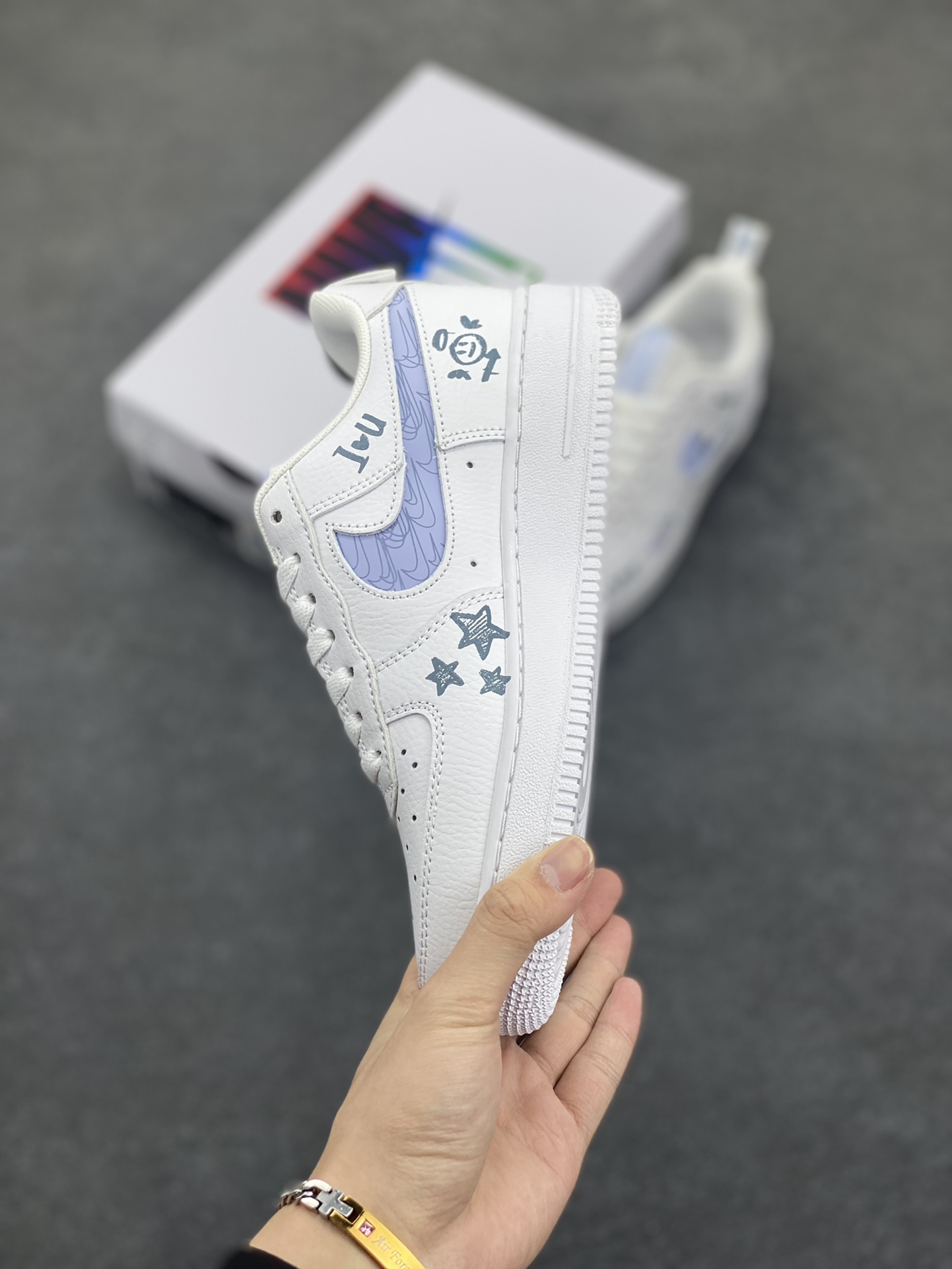 图片[3]-✨520系列限定 🍓“芝麻街”Nike Air Force 1 “SESAME STREET”空军一号定制低帮板鞋 《芝麻街》借助人偶形象及真人表演，综合运用动画、喜剧、纪录片等多种形式，融入流行文化元素，创造出生动有趣的学习世界。通过电视、数字媒体、舞台剧、线下教育培训、书籍杂志和社区拓展活动等渠道进行传播，成为寓教于乐儿童电视节目风格的典范 货号：FB8971-080 尺码：36 36.5 37.5 38 38.5 39 40 40.5 41 42 42.5 43 44 44.5 45-选品中心