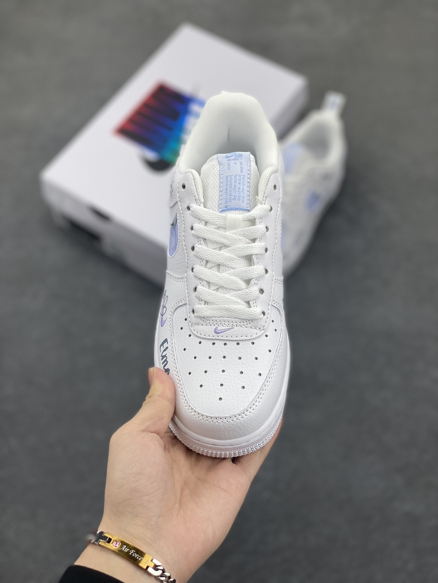 图片[2]-✨520系列限定 🍓“芝麻街”Nike Air Force 1 “SESAME STREET”空军一号定制低帮板鞋 《芝麻街》借助人偶形象及真人表演，综合运用动画、喜剧、纪录片等多种形式，融入流行文化元素，创造出生动有趣的学习世界。通过电视、数字媒体、舞台剧、线下教育培训、书籍杂志和社区拓展活动等渠道进行传播，成为寓教于乐儿童电视节目风格的典范 货号：FB8971-080 尺码：36 36.5 37.5 38 38.5 39 40 40.5 41 42 42.5 43 44 44.5 45-选品中心