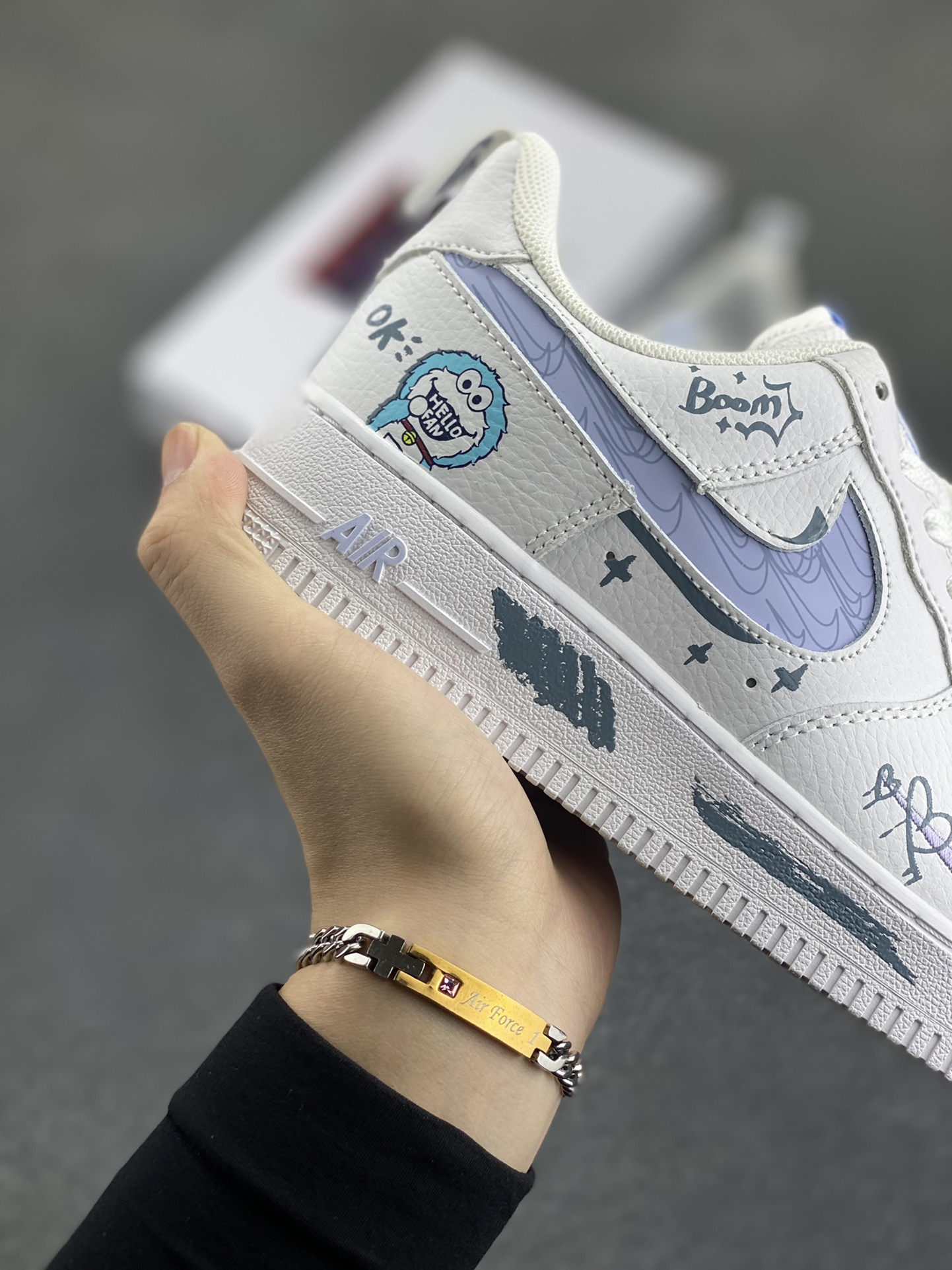 图片[6]-✨520系列限定 🍓“芝麻街”Nike Air Force 1 “SESAME STREET”空军一号定制低帮板鞋 《芝麻街》借助人偶形象及真人表演，综合运用动画、喜剧、纪录片等多种形式，融入流行文化元素，创造出生动有趣的学习世界。通过电视、数字媒体、舞台剧、线下教育培训、书籍杂志和社区拓展活动等渠道进行传播，成为寓教于乐儿童电视节目风格的典范 货号：FB8971-080 尺码：36 36.5 37.5 38 38.5 39 40 40.5 41 42 42.5 43 44 44.5 45-选品中心