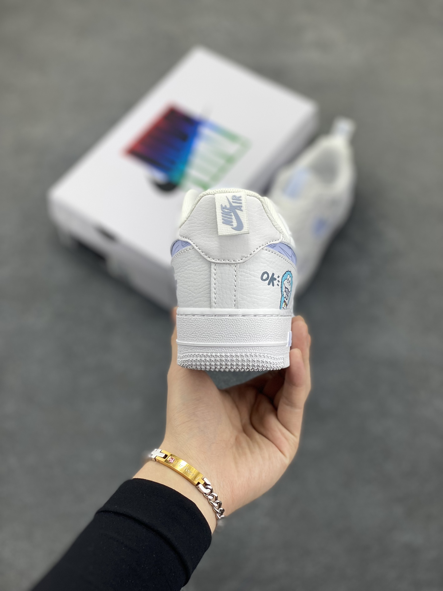 图片[4]-✨520系列限定 🍓“芝麻街”Nike Air Force 1 “SESAME STREET”空军一号定制低帮板鞋 《芝麻街》借助人偶形象及真人表演，综合运用动画、喜剧、纪录片等多种形式，融入流行文化元素，创造出生动有趣的学习世界。通过电视、数字媒体、舞台剧、线下教育培训、书籍杂志和社区拓展活动等渠道进行传播，成为寓教于乐儿童电视节目风格的典范 货号：FB8971-080 尺码：36 36.5 37.5 38 38.5 39 40 40.5 41 42 42.5 43 44 44.5 45-选品中心