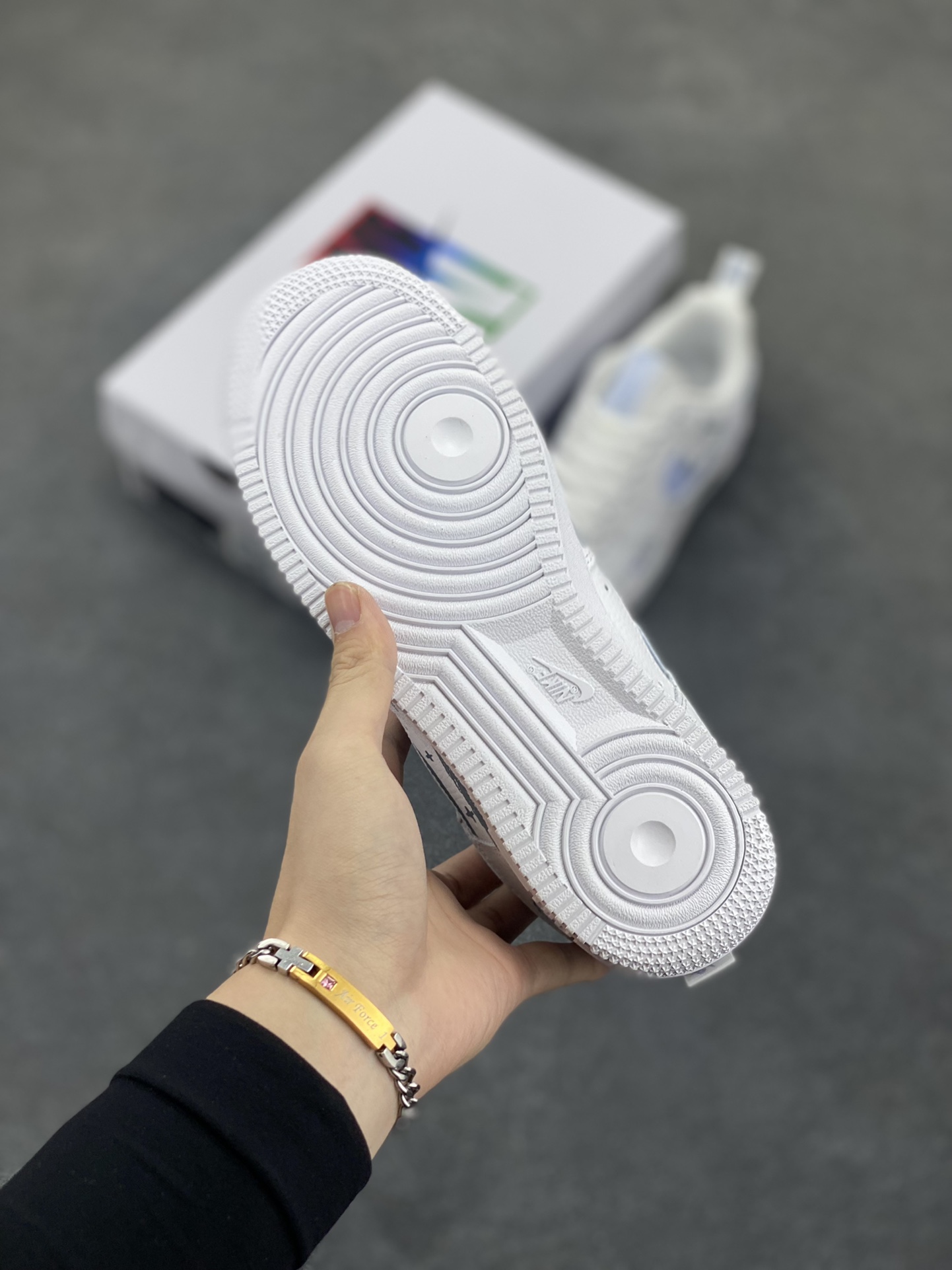 图片[5]-✨520系列限定 🍓“芝麻街”Nike Air Force 1 “SESAME STREET”空军一号定制低帮板鞋 《芝麻街》借助人偶形象及真人表演，综合运用动画、喜剧、纪录片等多种形式，融入流行文化元素，创造出生动有趣的学习世界。通过电视、数字媒体、舞台剧、线下教育培训、书籍杂志和社区拓展活动等渠道进行传播，成为寓教于乐儿童电视节目风格的典范 货号：FB8971-080 尺码：36 36.5 37.5 38 38.5 39 40 40.5 41 42 42.5 43 44 44.5 45-选品中心