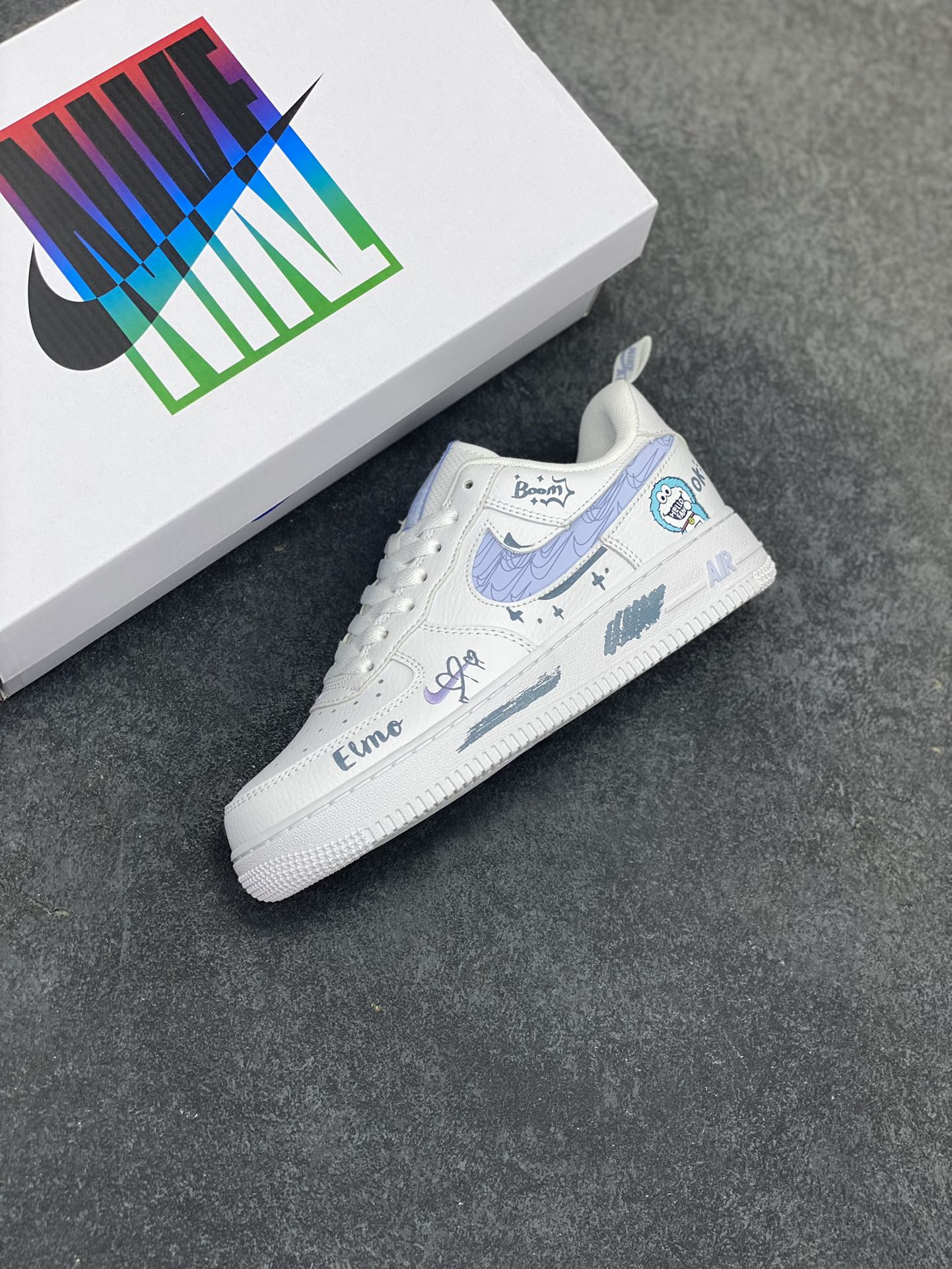 图片[7]-✨520系列限定 🍓“芝麻街”Nike Air Force 1 “SESAME STREET”空军一号定制低帮板鞋 《芝麻街》借助人偶形象及真人表演，综合运用动画、喜剧、纪录片等多种形式，融入流行文化元素，创造出生动有趣的学习世界。通过电视、数字媒体、舞台剧、线下教育培训、书籍杂志和社区拓展活动等渠道进行传播，成为寓教于乐儿童电视节目风格的典范 货号：FB8971-080 尺码：36 36.5 37.5 38 38.5 39 40 40.5 41 42 42.5 43 44 44.5 45-选品中心