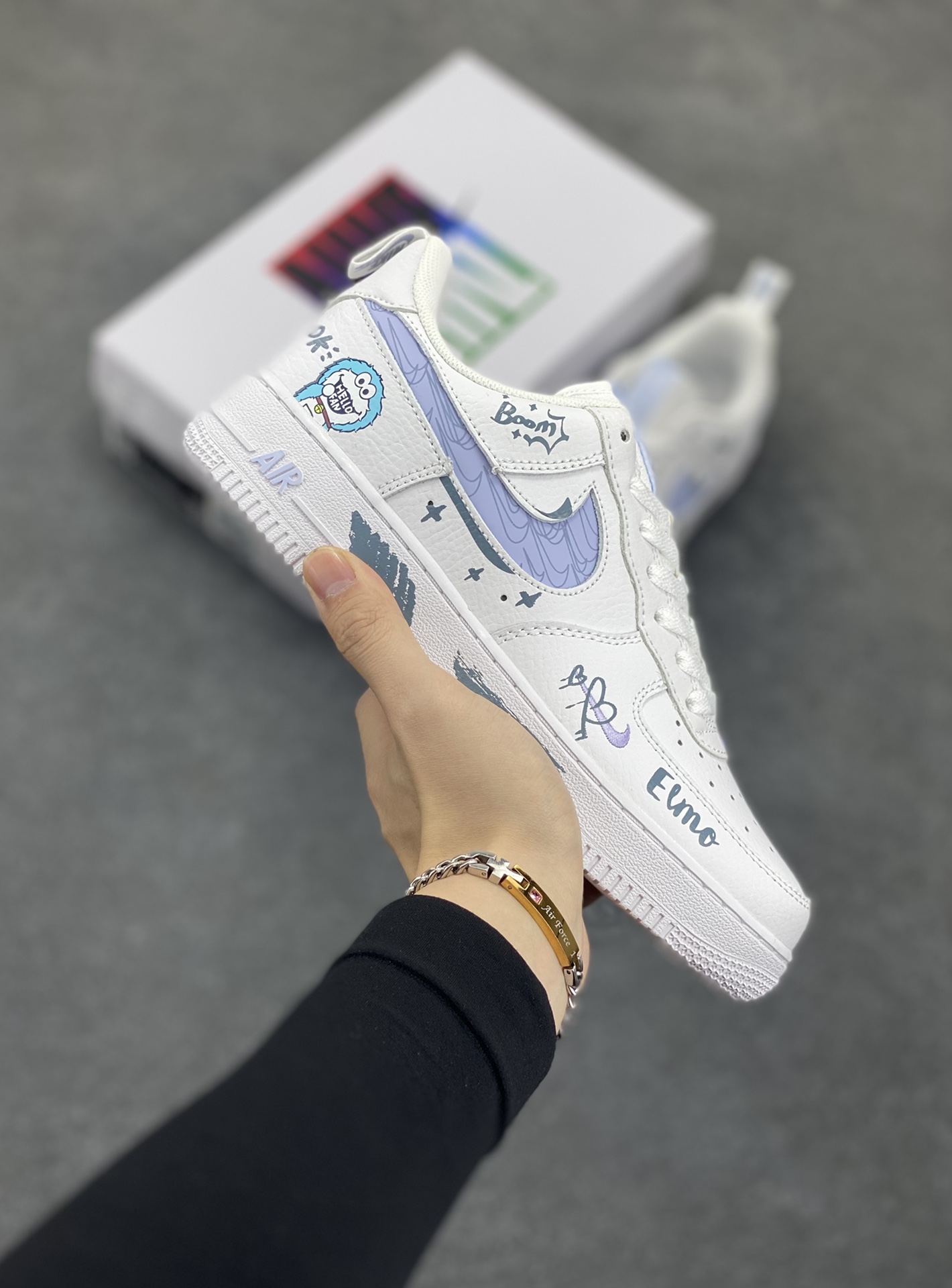 ✨520系列限定 🍓“芝麻街”Nike Air Force 1 “SESAME STREET”空军一号定制低帮板鞋 《芝麻街》借助人偶形象及真人表演，综合运用动画、喜剧、纪录片等多种形式，融入流行文化元素，创造出生动有趣的学习世界。通过电视、数字媒体、舞台剧、线下教育培训、书籍杂志和社区拓展活动等渠道进行传播，成为寓教于乐儿童电视节目风格的典范 货号：FB8971-080 尺码：36 36.5 37.5 38 38.5 39 40 40.5 41 42 42.5 43 44 44.5 45-选品中心