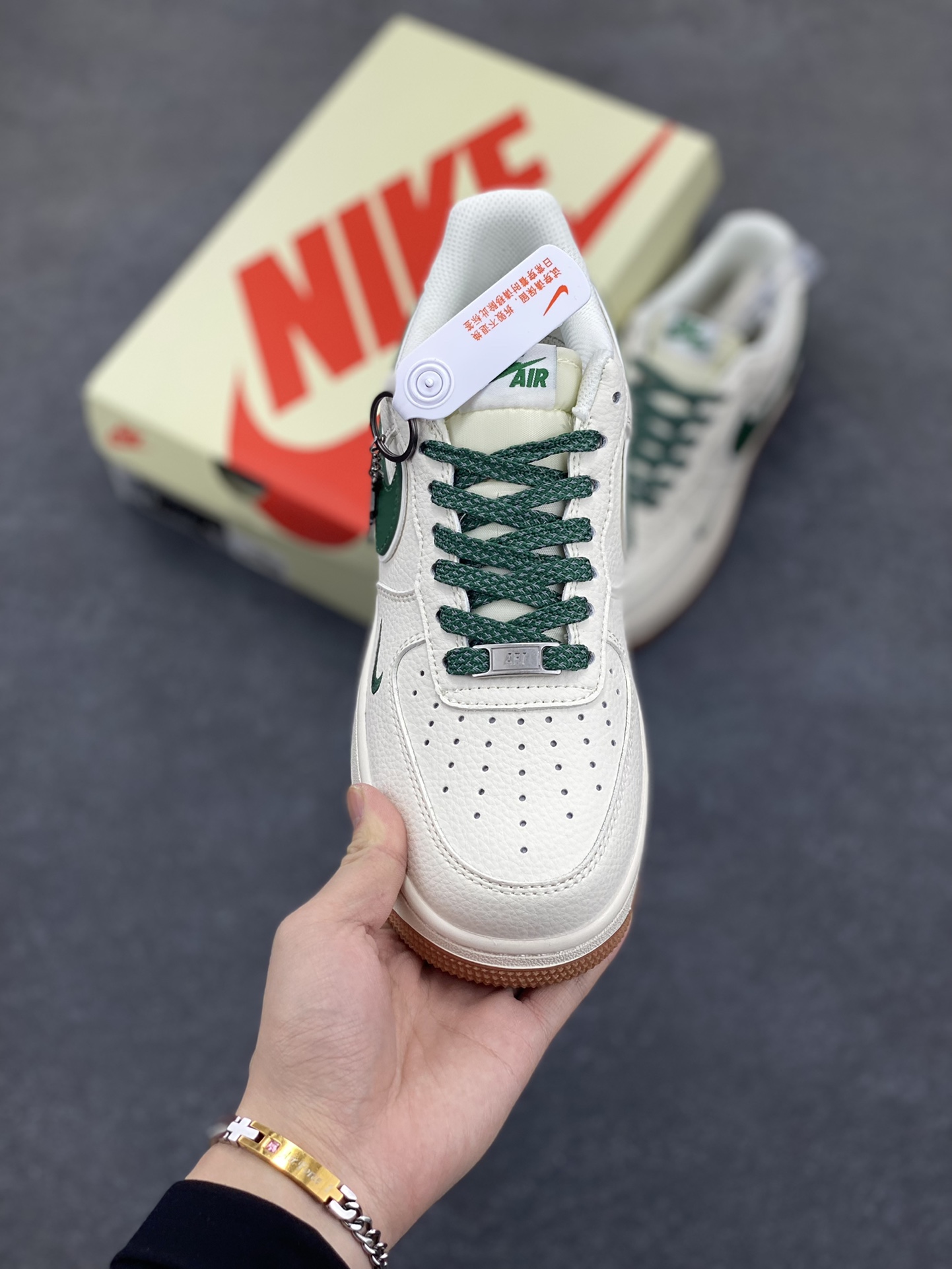 图片[2]-NIke Air Force 1 \’07 Low “斯图西联名——绿勾生胶”空军一号 低帮 运动鞋 休闲鞋 折边针车 工艺难度大 原楦头原纸板 原装鞋盒 定制五金配件 内置全掌气垫 原厂鞋底 货号：XX3168-138 尺码：36 36.5 37.5 38 38.5 39 40 40.5 41 42 42.5 43 44 44.5 45-选品中心