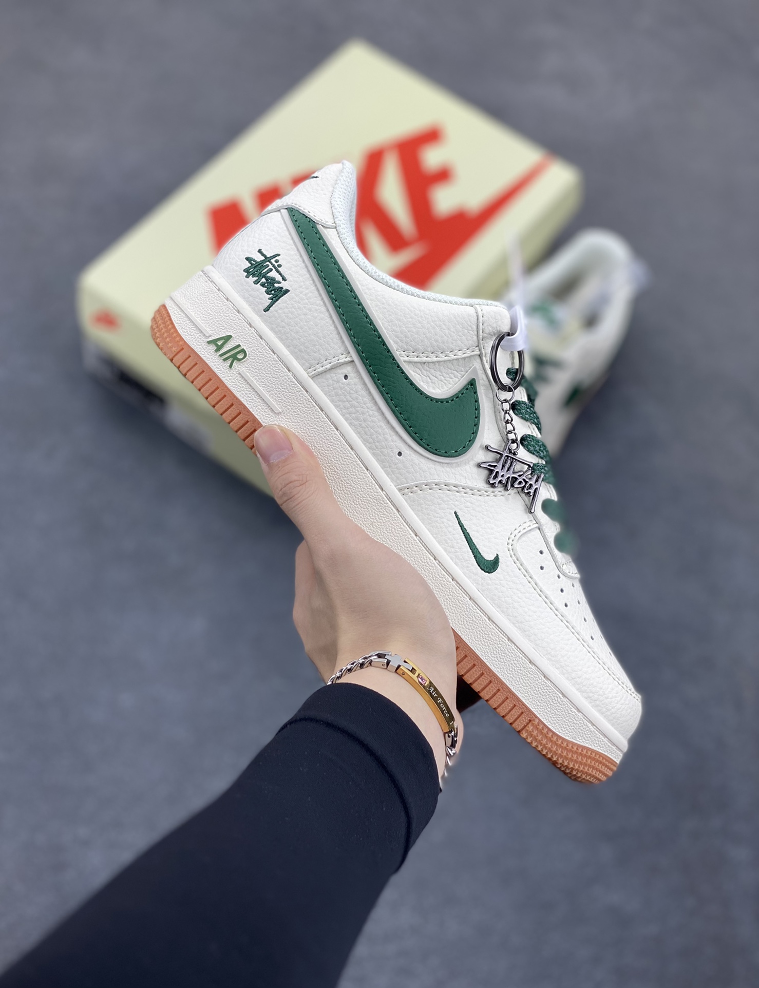 NIke Air Force 1 \’07 Low “斯图西联名——绿勾生胶”空军一号 低帮 运动鞋 休闲鞋 折边针车 工艺难度大 原楦头原纸板 原装鞋盒 定制五金配件 内置全掌气垫 原厂鞋底 货号：XX3168-138 尺码：36 36.5 37.5 38 38.5 39 40 40.5 41 42 42.5 43 44 44.5 45-选品中心