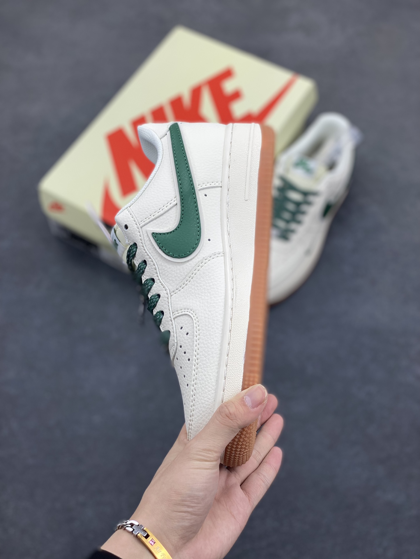 图片[3]-NIke Air Force 1 \’07 Low “斯图西联名——绿勾生胶”空军一号 低帮 运动鞋 休闲鞋 折边针车 工艺难度大 原楦头原纸板 原装鞋盒 定制五金配件 内置全掌气垫 原厂鞋底 货号：XX3168-138 尺码：36 36.5 37.5 38 38.5 39 40 40.5 41 42 42.5 43 44 44.5 45-选品中心