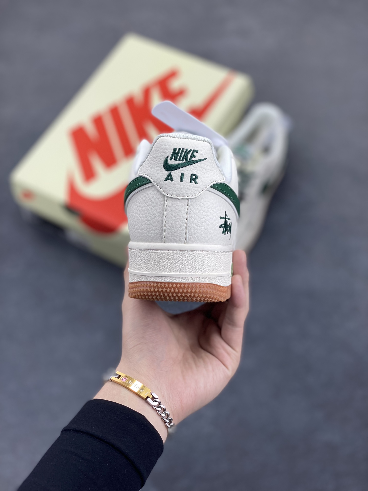 图片[4]-NIke Air Force 1 \’07 Low “斯图西联名——绿勾生胶”空军一号 低帮 运动鞋 休闲鞋 折边针车 工艺难度大 原楦头原纸板 原装鞋盒 定制五金配件 内置全掌气垫 原厂鞋底 货号：XX3168-138 尺码：36 36.5 37.5 38 38.5 39 40 40.5 41 42 42.5 43 44 44.5 45-选品中心