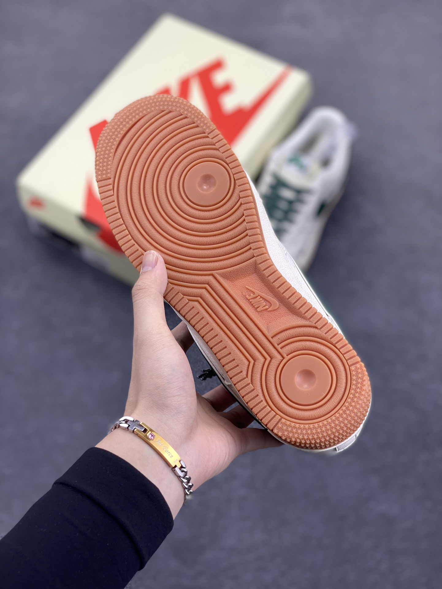 图片[5]-NIke Air Force 1 \’07 Low “斯图西联名——绿勾生胶”空军一号 低帮 运动鞋 休闲鞋 折边针车 工艺难度大 原楦头原纸板 原装鞋盒 定制五金配件 内置全掌气垫 原厂鞋底 货号：XX3168-138 尺码：36 36.5 37.5 38 38.5 39 40 40.5 41 42 42.5 43 44 44.5 45-选品中心