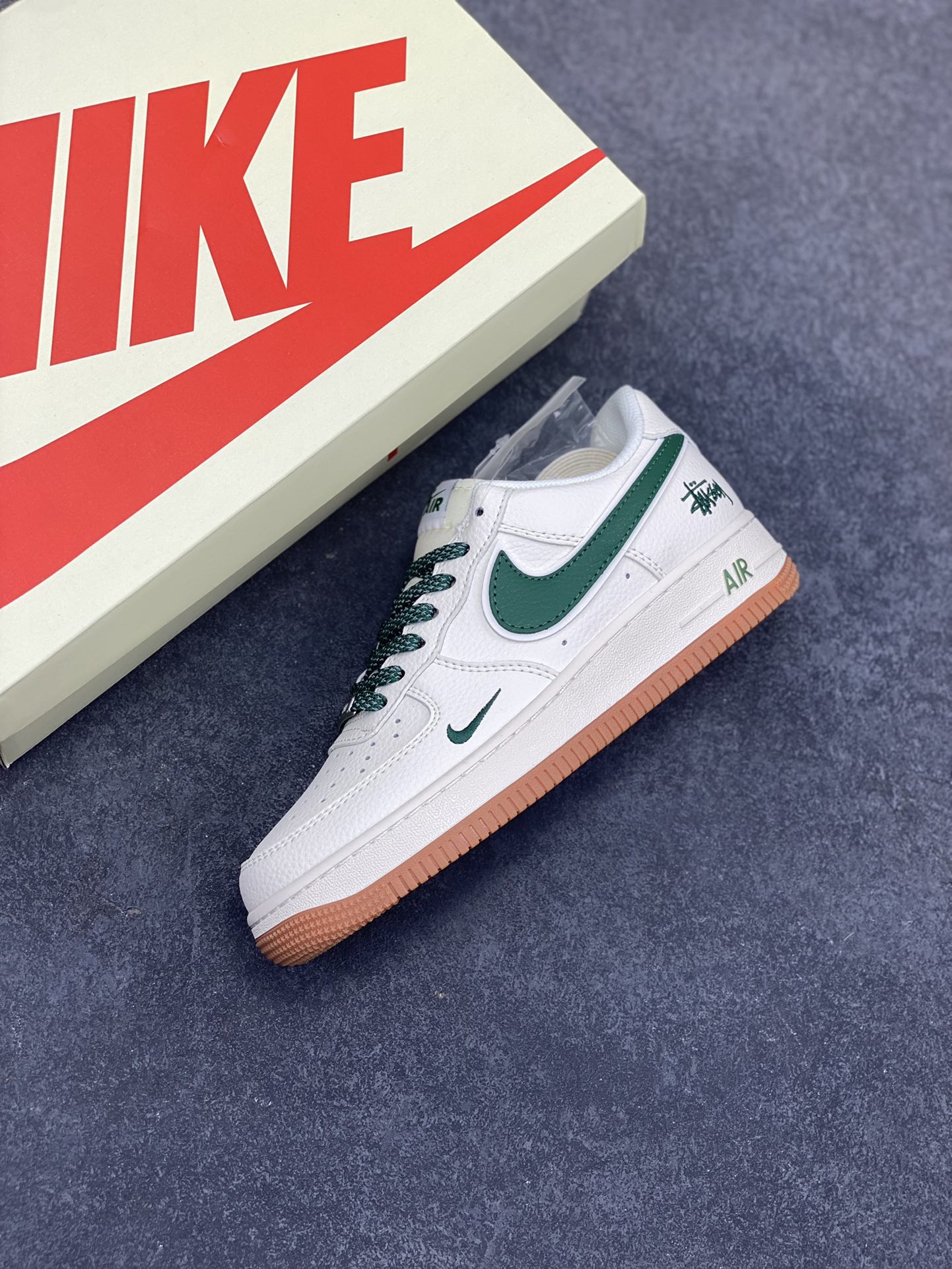 图片[7]-NIke Air Force 1 \’07 Low “斯图西联名——绿勾生胶”空军一号 低帮 运动鞋 休闲鞋 折边针车 工艺难度大 原楦头原纸板 原装鞋盒 定制五金配件 内置全掌气垫 原厂鞋底 货号：XX3168-138 尺码：36 36.5 37.5 38 38.5 39 40 40.5 41 42 42.5 43 44 44.5 45-选品中心