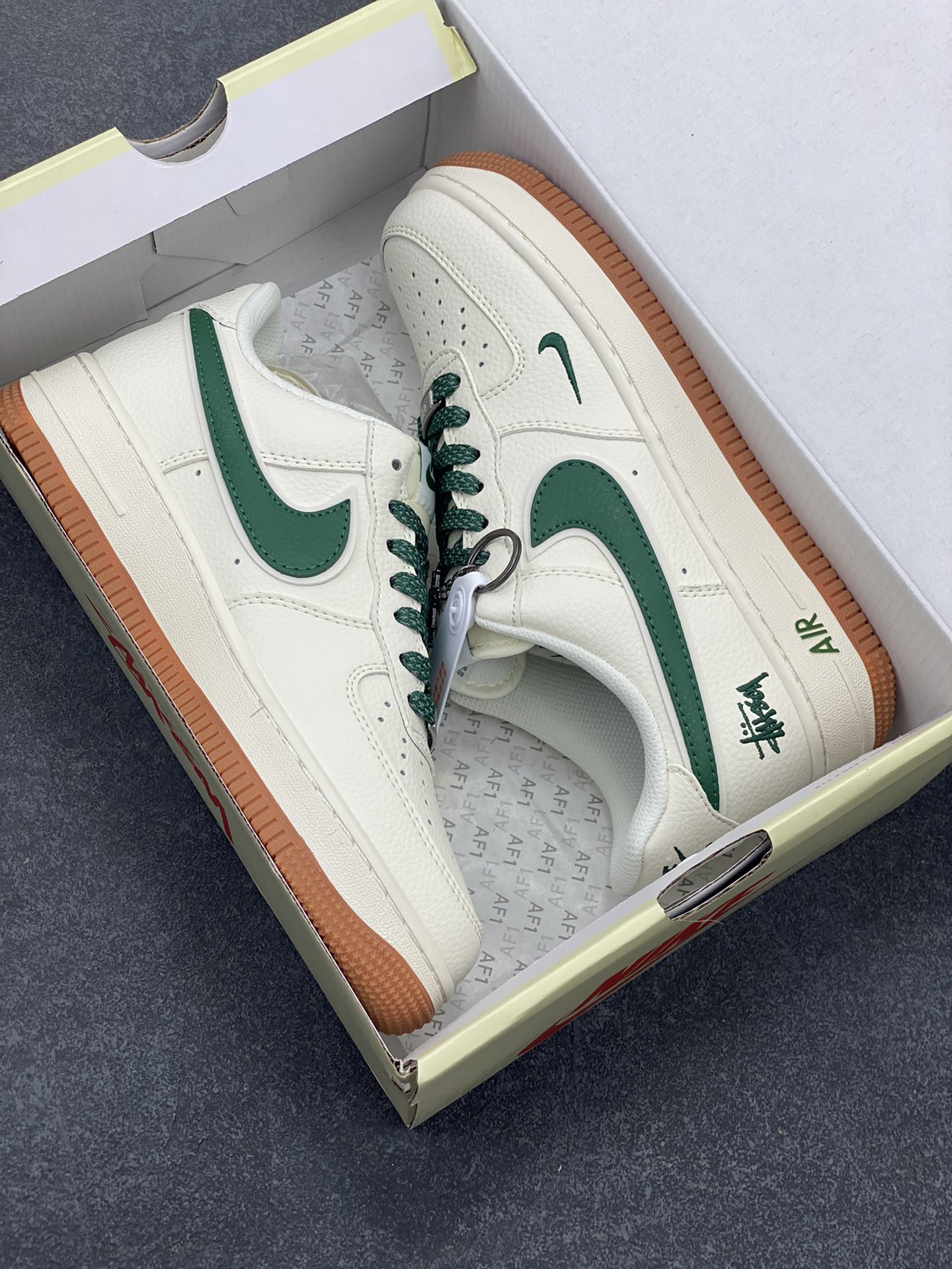 图片[9]-NIke Air Force 1 \’07 Low “斯图西联名——绿勾生胶”空军一号 低帮 运动鞋 休闲鞋 折边针车 工艺难度大 原楦头原纸板 原装鞋盒 定制五金配件 内置全掌气垫 原厂鞋底 货号：XX3168-138 尺码：36 36.5 37.5 38 38.5 39 40 40.5 41 42 42.5 43 44 44.5 45-选品中心