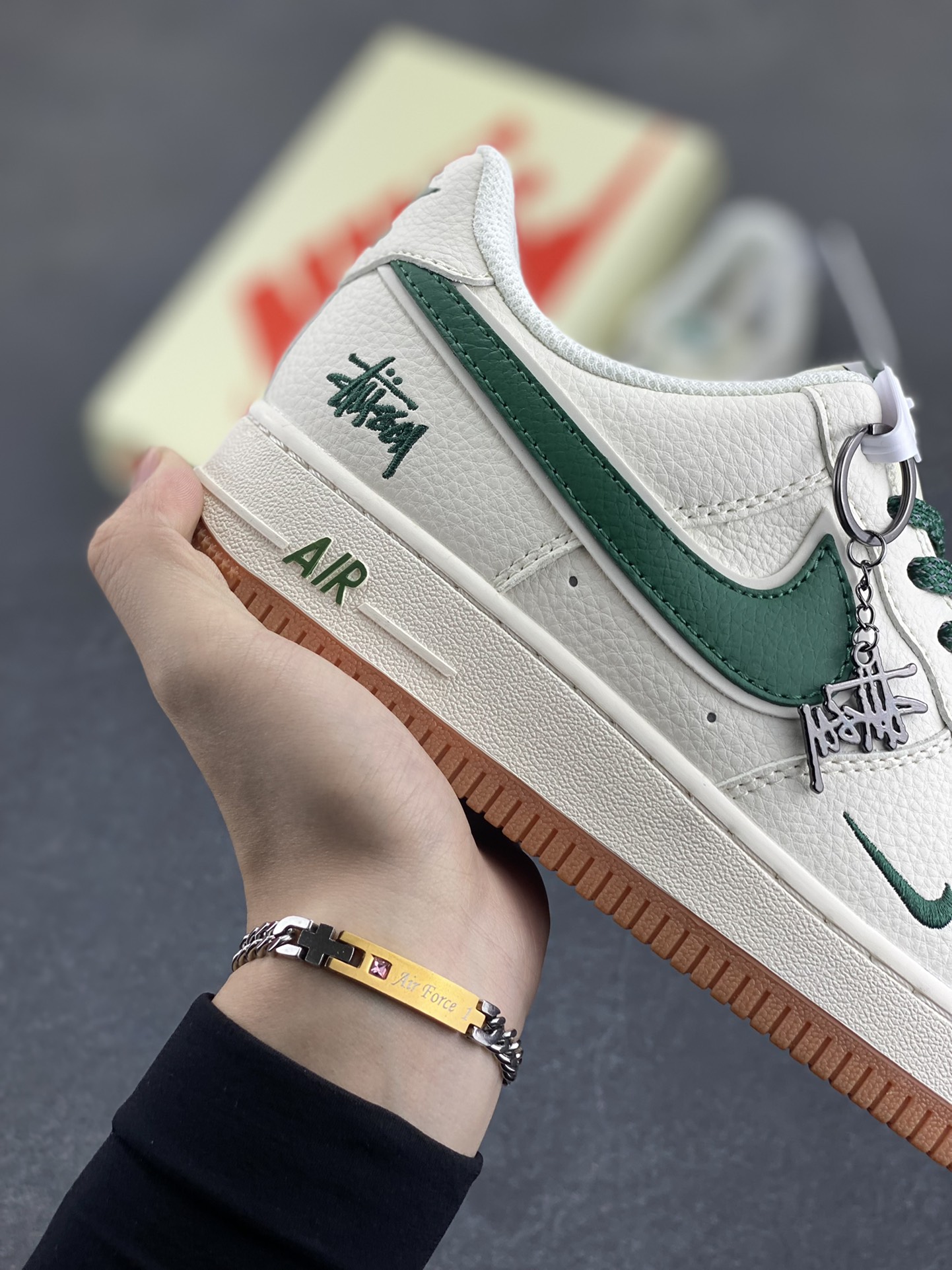 图片[6]-NIke Air Force 1 \’07 Low “斯图西联名——绿勾生胶”空军一号 低帮 运动鞋 休闲鞋 折边针车 工艺难度大 原楦头原纸板 原装鞋盒 定制五金配件 内置全掌气垫 原厂鞋底 货号：XX3168-138 尺码：36 36.5 37.5 38 38.5 39 40 40.5 41 42 42.5 43 44 44.5 45-选品中心
