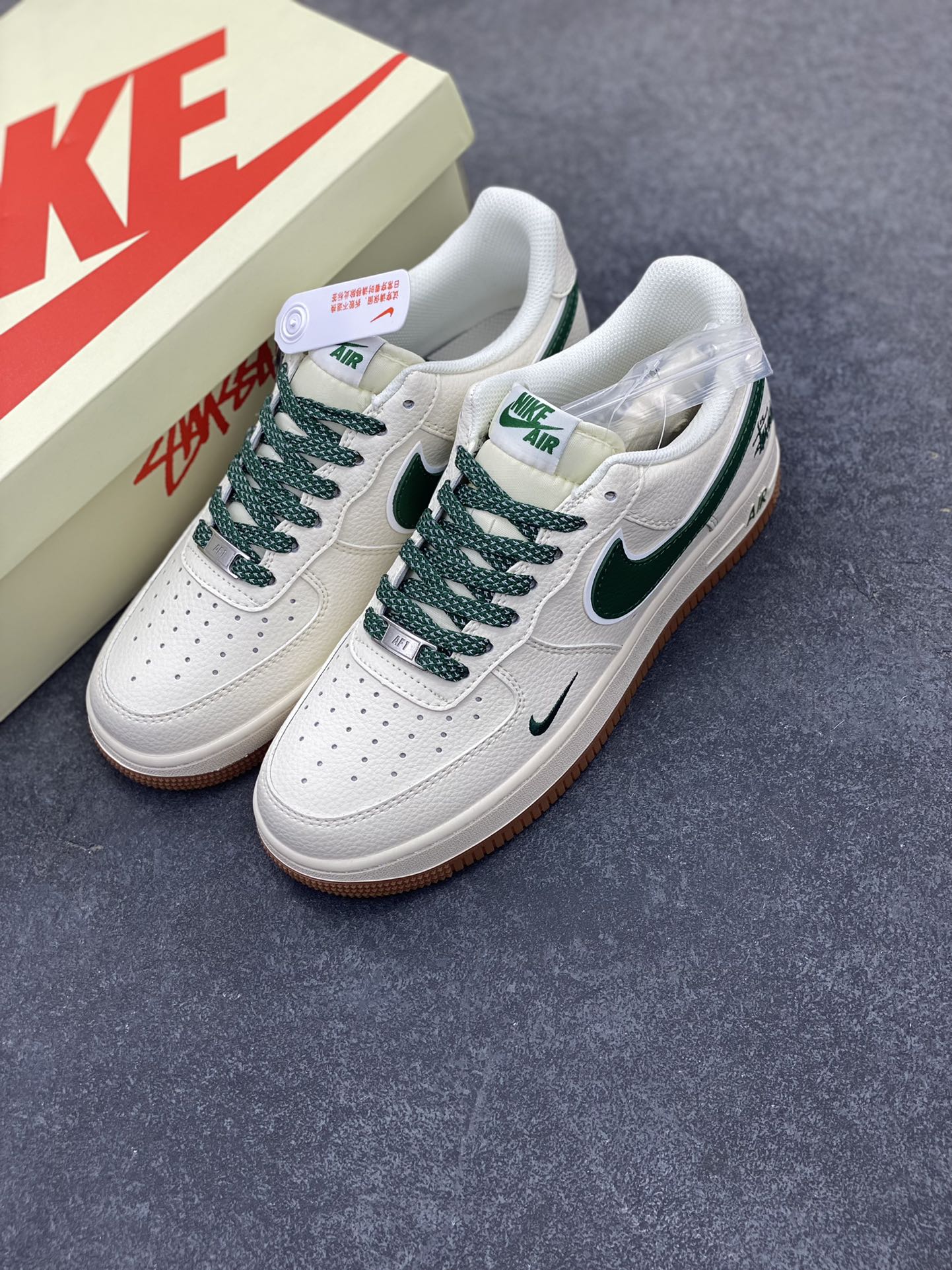 图片[8]-NIke Air Force 1 \’07 Low “斯图西联名——绿勾生胶”空军一号 低帮 运动鞋 休闲鞋 折边针车 工艺难度大 原楦头原纸板 原装鞋盒 定制五金配件 内置全掌气垫 原厂鞋底 货号：XX3168-138 尺码：36 36.5 37.5 38 38.5 39 40 40.5 41 42 42.5 43 44 44.5 45-选品中心