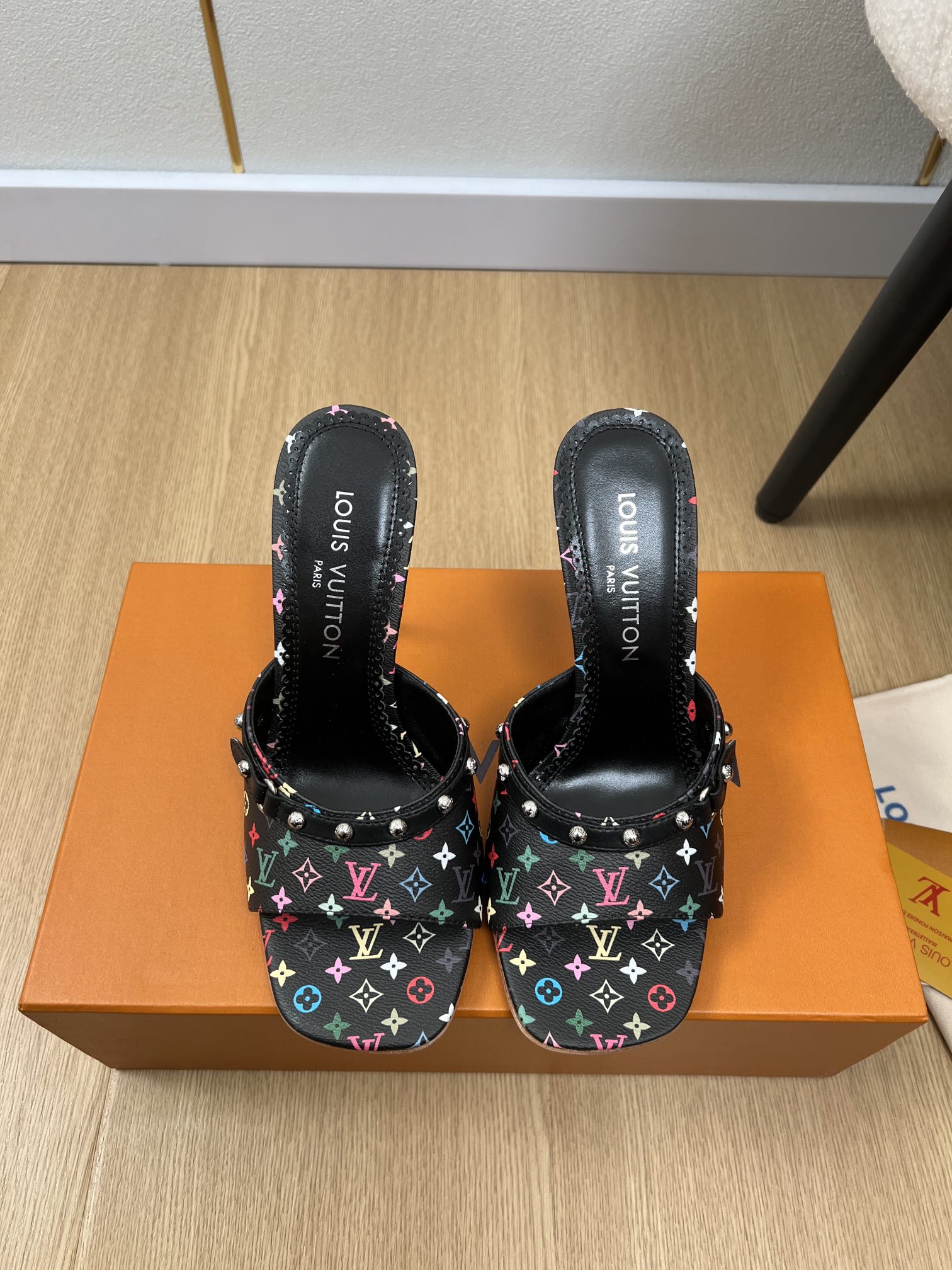 NO:240631,Louis Vuitton | 2025 L's new spring and summer products, the latest hot rainbow presbyterian kitten heel sandals series, Xiaohongshu promotes the popular products, elegant kitten heels, nailed cowhide leather straps add a modern style.. Classic and versatile, perfect details, super good-looking on the feet, sports and fashion coexisting. A must-have item for home travel, a style that cannot be missed in this summer. Upper imported calfskin/presbyterian inner sheepskin outsole Italian leather outsole heel height 5.5cm/9.5cm size 35-42 (40.41.42 customization), high heel slippers, louis vuitton, louis vuitton, louis vuitton, louis vuitton, high  heels, slippers, cowhide, sheepskin, Leather soles19860909Louis Vuitton 路易威登| 2025 L家2025春夏新品 专柜最新爆款彩虹老花小猫跟凉拖鞋系列 小红书力推爆款,优雅小猫跟,饰钉牛皮革带再添摩登风范..经典百搭,细节完美无可挑剔,上脚超级好看 运动与时尚并存 居家旅行必备单品,这个夏天不可错过的款式 鞋面进口小牛皮/老花 内里羊皮 大底意大利真皮大底 跟高5.5cm/9.5cm 码数35-42（40.41.42定制）,高跟鞋拖鞋,louis vuitton,louis vuitton,louis vuitton,high heels,slippers,cowhide,sheepskin,Leather soles,Women's Shoes