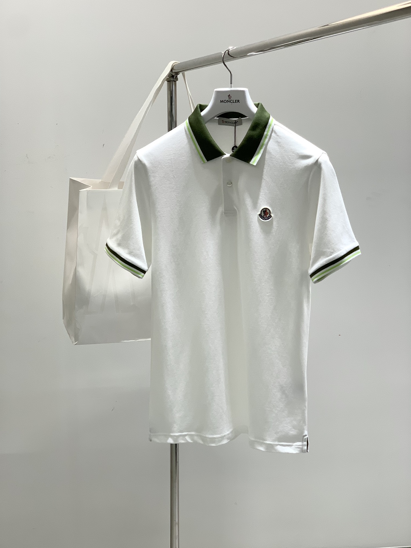 NO:143013,,Moncler cover, the latest summer product, available at the counter at the same time, original single ruthless goods, fashionable and casual lapel short-sleeved T-shirt, comfortable upper body!  Eye-catching and highlighted, using imported original fabric, top-grade embroidery craft letter pattern logo, simple but not lacking in fashion, fashionable and handsome upper body, 2 colors recommended, code number M-3Xl, christian louboutin, Moncler, T-shirt, tees, t-shirt, alexander wang19860909,Moncler 蒙口,夏季最新品,专柜同步有售,原单狠货,时尚休闲翻领短袖T恤,上身舒适！吸睛而有亮点,采用进口原版面料,顶级刺绣工艺字母图案logo,简单而不失时尚,上身时尚帅气,2色推荐,码数M-3Xl,,christian louboutin,Moncler,T-shirt,tees，t-shirt,alexander wang,Men's clothing