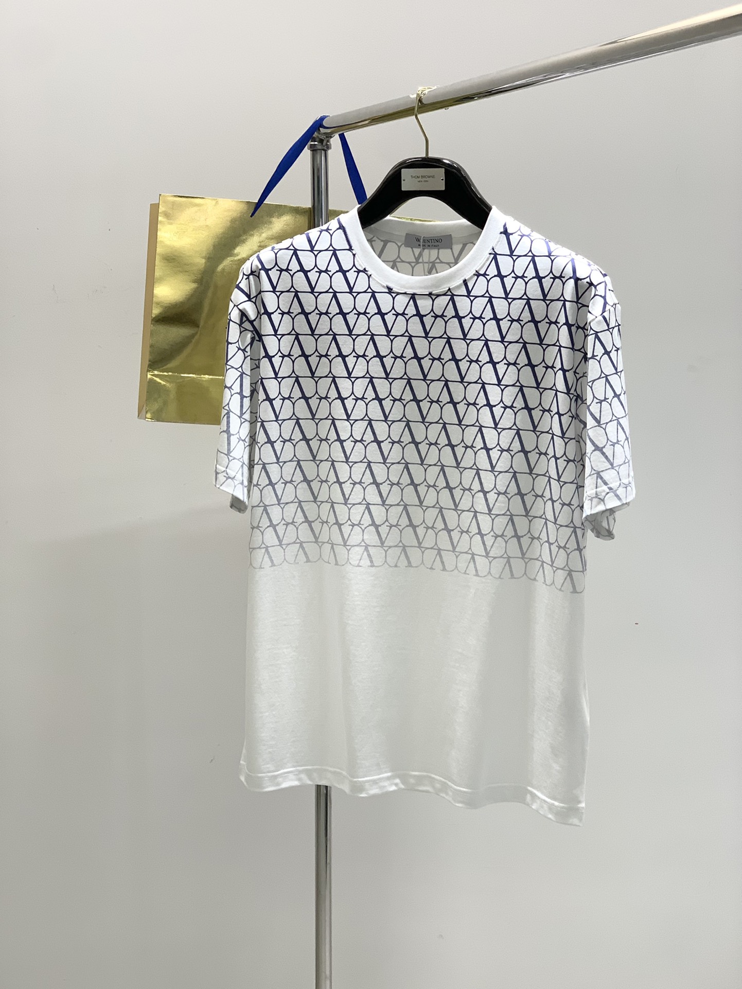 NO:143007,,Valentino Valentino, new summer products, fashionable and casual round neck short-sleeved T-shirts, available at the same time for counters, original singles, imported original fabrics, top-grade printing craft letter pattern decoration logo, must-have for trendy people, extremely high grade, exquisite craftsmanship, handsome upper body, fashionable and handsome, 2 colors recommendation, code number M-3XL, valentino, valentino, T-shirt, tees, t-shirt, alexander wang19860909,Valentino 华伦天奴,夏季新品,时尚休闲圆领短袖T恤,专柜同步有售,原单狠货,进口原版面料,顶级印花工艺字母图案装饰logo,潮人必备,档次极高,工艺精湛,上身帅时尚帅气,2色推荐,码数M-3XL,,valentino,valentino,T-shirt,tees，t-shirt,alexander wang,Men's clothing