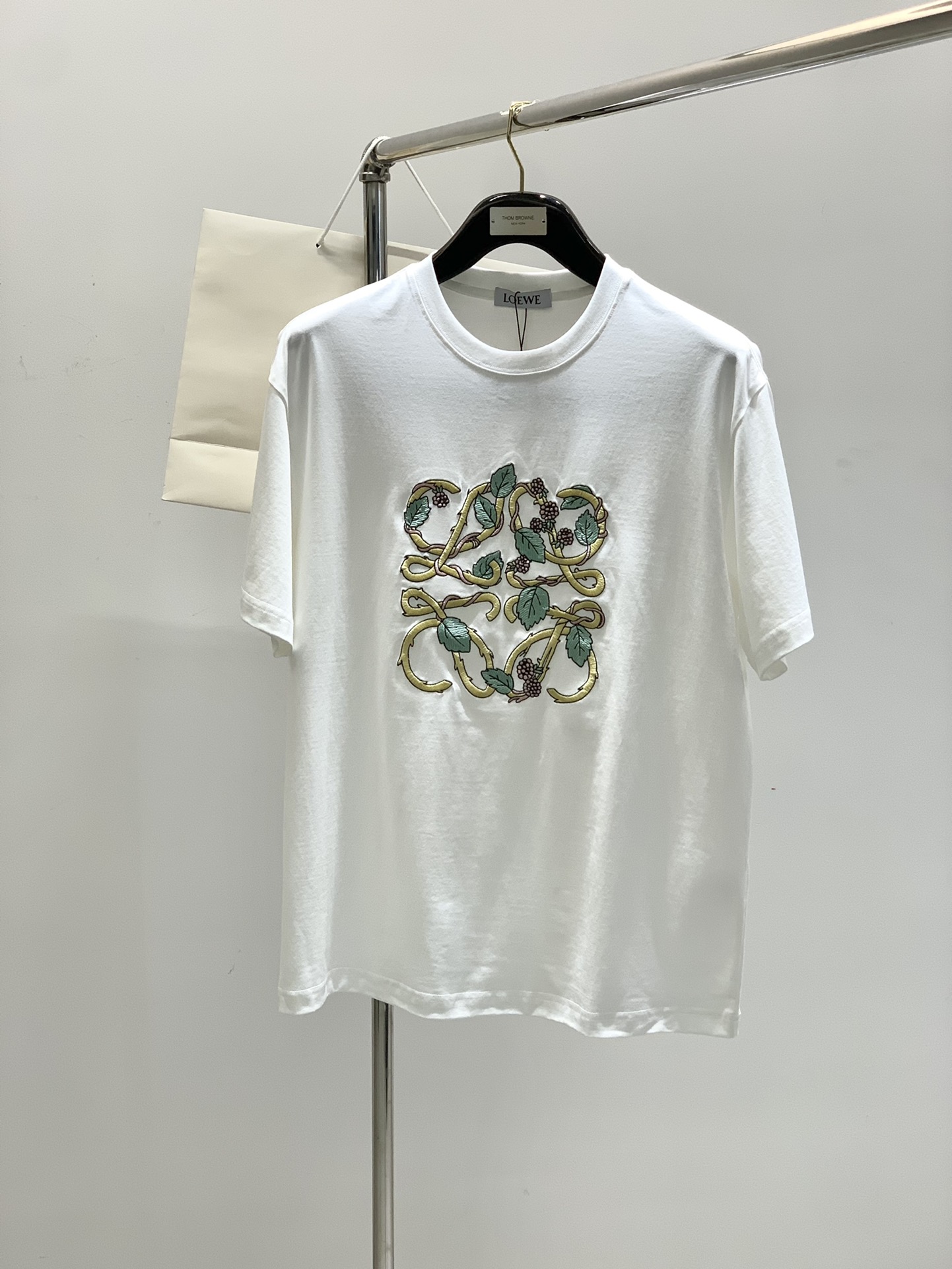 NO:142997,,Loewe, the latest summer model, available at the counter at the same time, original single ruthless product, fashionable and casual round neck short-sleeved T-shirt, very distinctive on the upper body!  Eye-catching and highlighted, imported original fabric, top-grade embroidery craft letter pattern decorative logo, simple but not lacking in fashion, classic and atmospheric, comfortable and breathable, handsome and stylish on the upper body, 2 colors recommended, code number M-3Xl,,loewe,loewe,T-shirt,tees,t-shirt,alexander wang19860909,Loewe 罗意威,夏季最新款,专柜同步有售,原单狠货,时尚休闲圆领短袖T恤,上身很有特点！吸睛而有亮点,进口原版面料,顶级刺绣工艺字母图案装饰Logo,简单而不失时尚,经典大气,舒适透气,上身帅气有型,2色推荐,码数M-3Xl,,loewe,loewe,T-shirt,tees，t-shirt,alexander wang,Men's clothing