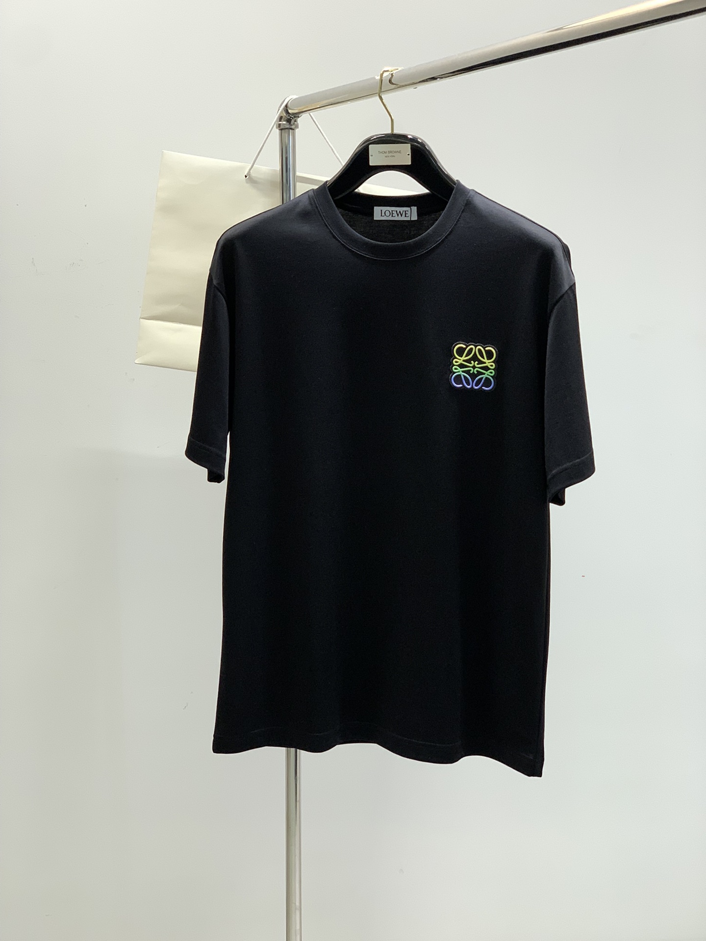 NO:143101,,Loewe, the latest summer model, available at the counter at the same time, original single ruthless product, fashionable and casual round neck short-sleeved T-shirt, very distinctive on the upper body!  Eye-catching and highlighted, imported original fabric, top-level printing craft letter pattern decorative logo, simple but not lacking in fashion, classic and atmospheric, comfortable and breathable, handsome and stylish on the upper body, 2 colors recommended, code number M-3Xl,,loewe,loewe,T-shirt,tees,t-shirt,alexander wang19860909,Loewe 罗意威,夏季最新款,专柜同步有售,原单狠货,时尚休闲圆领短袖T恤,上身很有特点！吸睛而有亮点,进口原版面料,顶级印花工艺字母图案装饰Logo,简单而不失时尚,经典大气,舒适透气,上身帅气有型,2色推荐,码数M-3Xl,,loewe,loewe,T-shirt,tees，t-shirt,alexander wang,Men's clothing