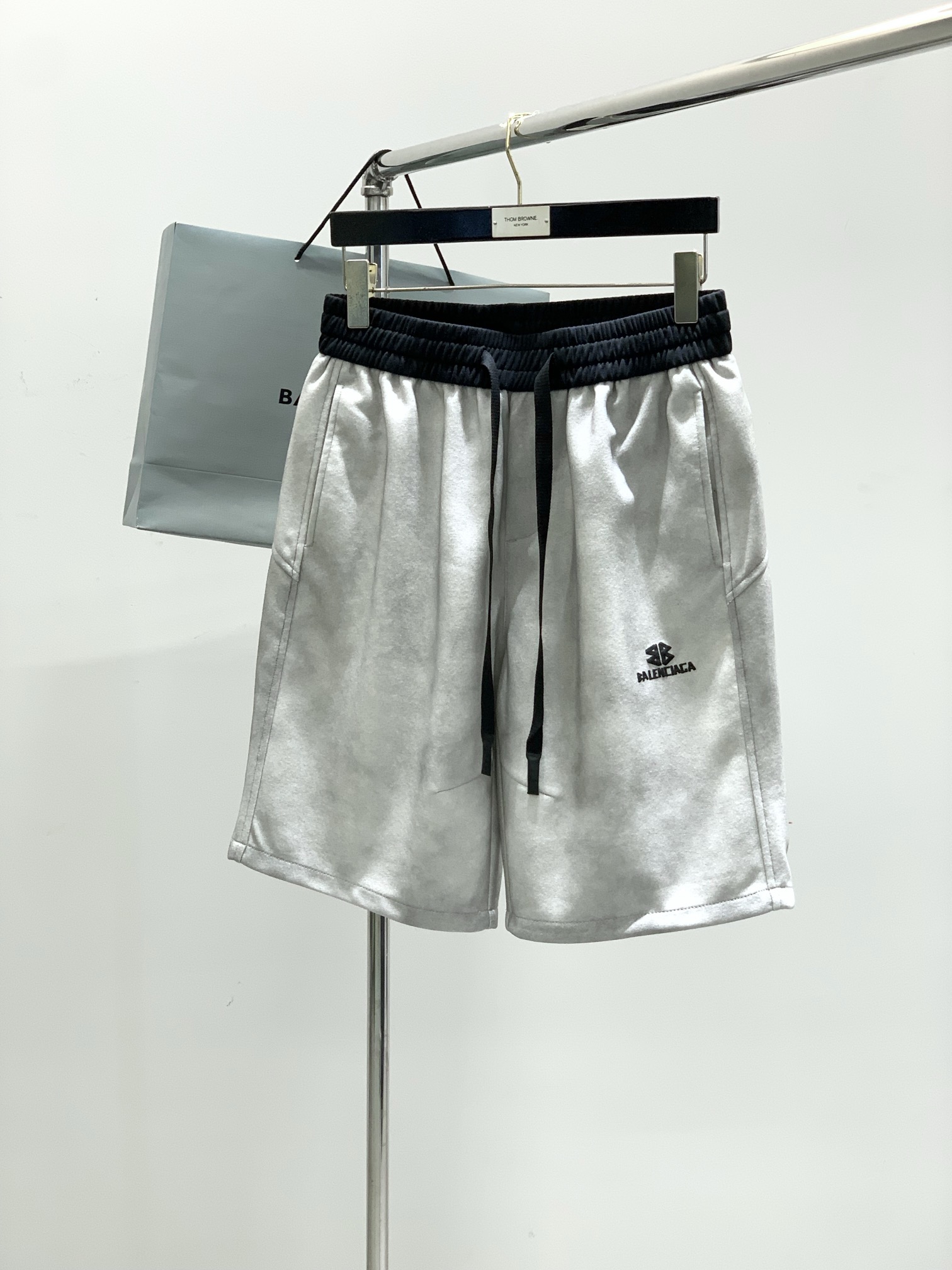 NO:142966,,Balenciaga Balenciaga, the latest summer products, the counter is available at the same time, original singles, fashionable and casual shorts, imported original washing elastic fabric, comfortable and elastic, top-grade printing craft letter pattern logo, original hardware and auxiliary decoration, super positive style, comfortable and breathable, counter quality, handsome and stylish upper body, complete three standards, code M-3XL,,balenciaga,balenciaga, shorts,alexander wang19860909,Balenciaga 巴黎世家,夏季最新品,专柜同步有售,原单狠货,时尚休闲短裤,进口原版水洗弹力面料,舒适有弹性,顶级印花工艺字母图案Logo,原版五金辅料装饰,版型超正,舒适透气,专柜品质,上身帅气有型,三标齐全,码数M-3XL,,balenciaga,balenciaga,shorts,alexander wang,Men's clothing