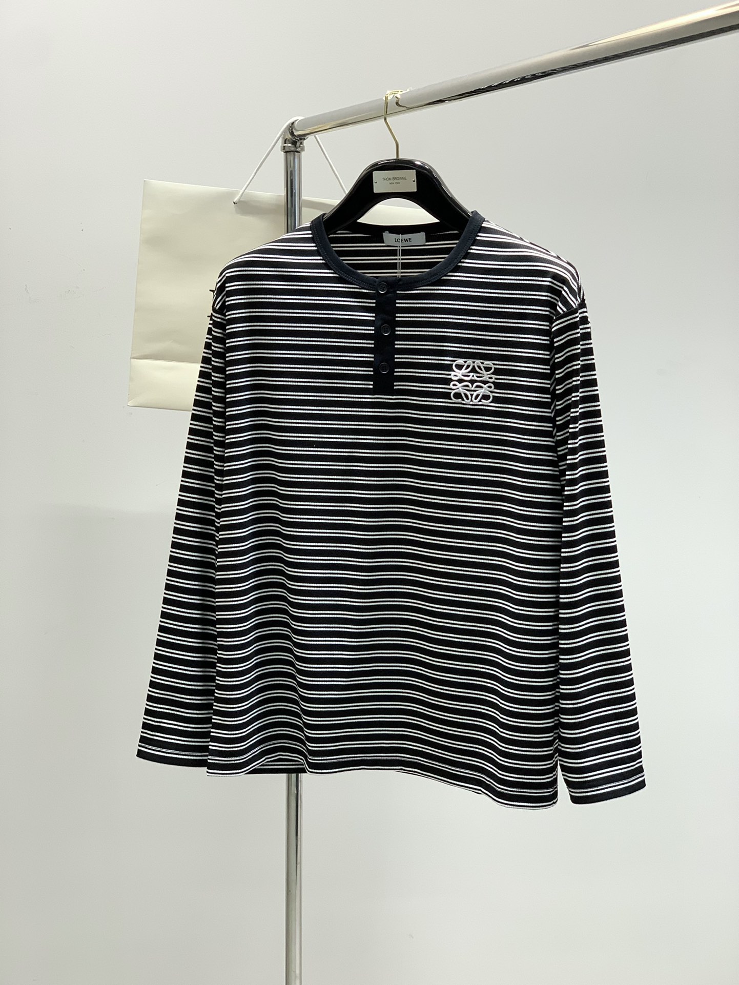 NO:142936,,Loewe, the latest spring model, available at the counter at the same time, original single product, fashionable and casual round neck long-sleeved T-shirt, very distinctive on the upper body!  Eye-catching and highlighted, imported original fabric, top-grade embroidery craft letter pattern decorative logo, simple but not lacking in fashion, classic and atmospheric, comfortable and breathable, handsome and stylish on the upper body, 2 colors recommended, code number S-2Xl,,loewe,loewe,tees,t-shirt,alexander wang19860909,Loewe 罗意威,春季最新款,专柜同步有售,原单狠货,时尚休闲圆领长袖T恤,上身很有特点！吸睛而有亮点,进口原版面料,顶级刺绣工艺字母图案装饰Logo,简单而不失时尚,经典大气,舒适透气,上身帅气有型,2色推荐,码数S-2Xl,,loewe,loewe,tees，t-shirt,alexander wang,Men's clothing