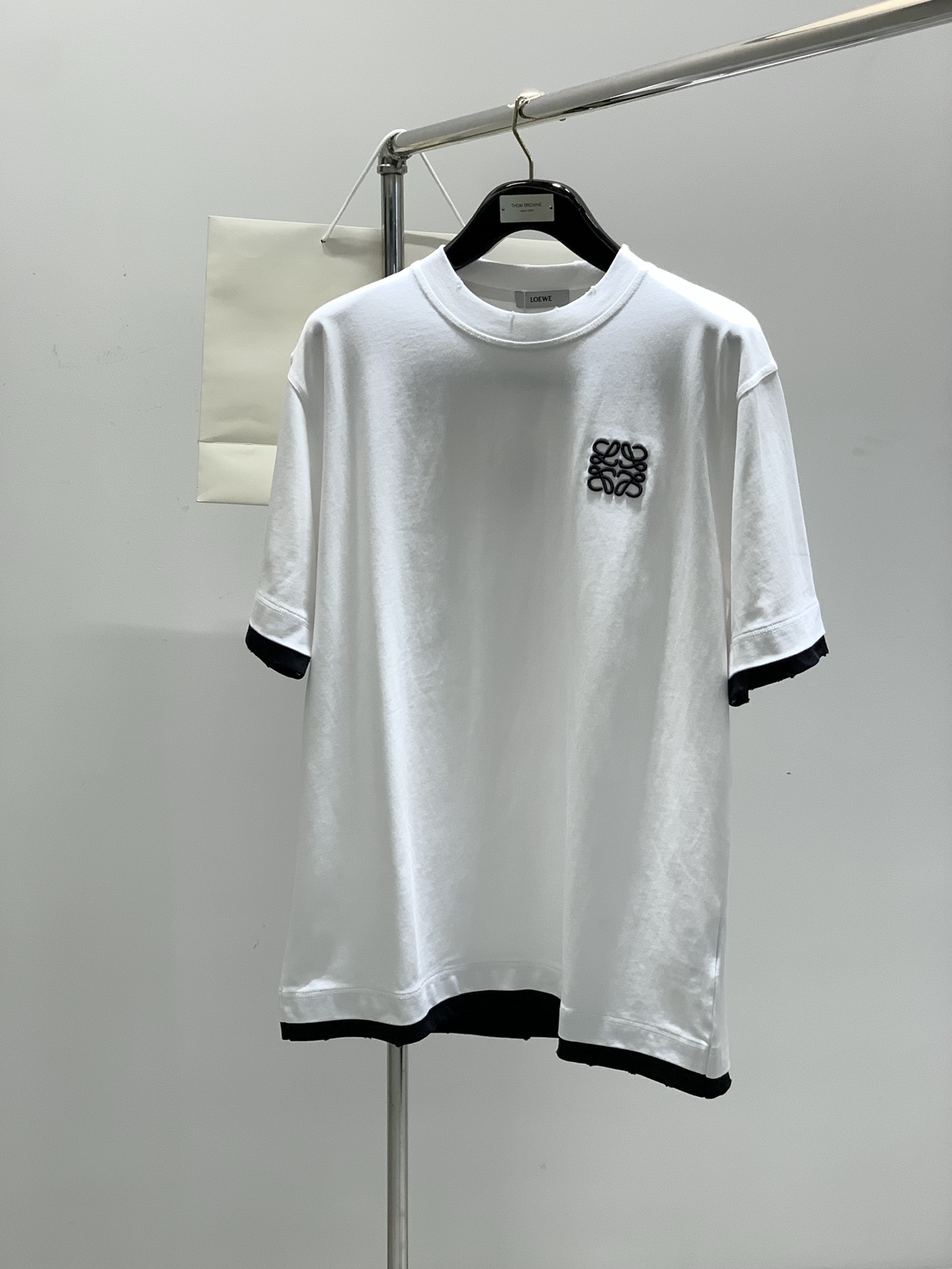 NO:142957,,Loewe, the latest summer model, available at the counter at the same time, original single ruthless product, fashionable and casual round neck short-sleeved T-shirt, very distinctive on the upper body!  Eye-catching and highlighted, imported original fabric, top-grade embroidery craft letter pattern decorative logo, simple but not lacking in fashion, classic and atmospheric, comfortable and breathable, handsome and stylish on the upper body, 2 colors recommended, code number S-2Xl,,loewe,loewe,T-shirt,tees,t-shirt,alexander wang19860909,Loewe 罗意威,夏季最新款,专柜同步有售,原单狠货,时尚休闲圆领短袖T恤,上身很有特点！吸睛而有亮点,进口原版面料,顶级刺绣工艺字母图案装饰Logo,简单而不失时尚,经典大气,舒适透气,上身帅气有型,2色推荐,码数S-2Xl,,loewe,loewe,T-shirt,tees，t-shirt,alexander wang,Men's clothing