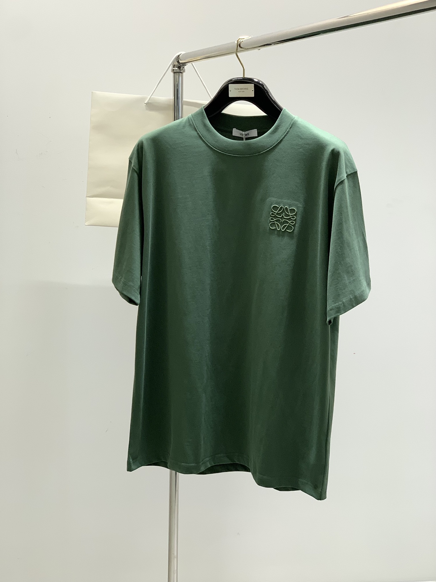 NO:159198,,Loewe, the latest model for summer 2025, available at the counter at the same time, original single product, fashionable and casual round neck short-sleeved T-shirt, very distinctive on the upper body!  Eye-catching and highlighted, imported original fabric, top-grade embroidery craft letter pattern decorative logo, simple but not lacking in fashion, classic and atmospheric, comfortable and breathable, handsome and stylish on the upper body, 3 colors recommended, code number S-2Xl,,loewe,loewe,T-shirt,tees,t-shirt,alexander wang19860909,Loewe 罗意威,2025夏季最新款,专柜同步有售,原单狠货,时尚休闲圆领短袖T恤,上身很有特点！吸睛而有亮点,进口原版面料,顶级刺绣工艺字母图案装饰Logo,简单而不失时尚,经典大气,舒适透气,上身帅气有型,3色推荐,码数S-2Xl,,loewe,loewe,T-shirt,tees，t-shirt,alexander wang,Men's clothing