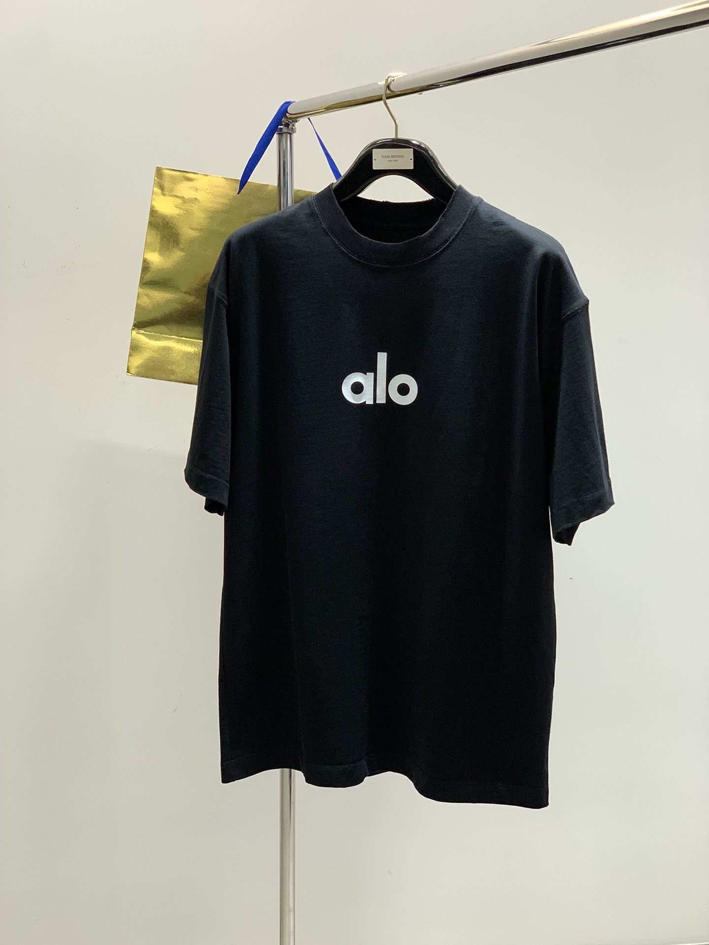 NO:142974,,alo Alo, the latest summer model, available at the counter at the same time, original single ruthless product, fashionable and casual round neck short-sleeved T-shirt, very distinctive on the upper body!  Eye-catching and highlighted, imported original fabric, top-level printing craft letter pattern decorative logo, simple but not lacking in fashion, classic and atmospheric, comfortable and breathable, handsome and stylish on the upper body, 2 colors recommended, S-2Xl, T-shirt,tees, t-shirt,alexander wang19860909,alo 阿洛,夏季最新款,专柜同步有售,原单狠货,时尚休闲圆领短袖T恤,上身很有特点！吸睛而有亮点,进口原版面料,顶级印花工艺字母图案装饰Logo,简单而不失时尚,经典大气,舒适透气,上身帅气有型,2色推荐,码数S-2Xl,,T-shirt,tees，t-shirt,alexander wang,Men's clothing