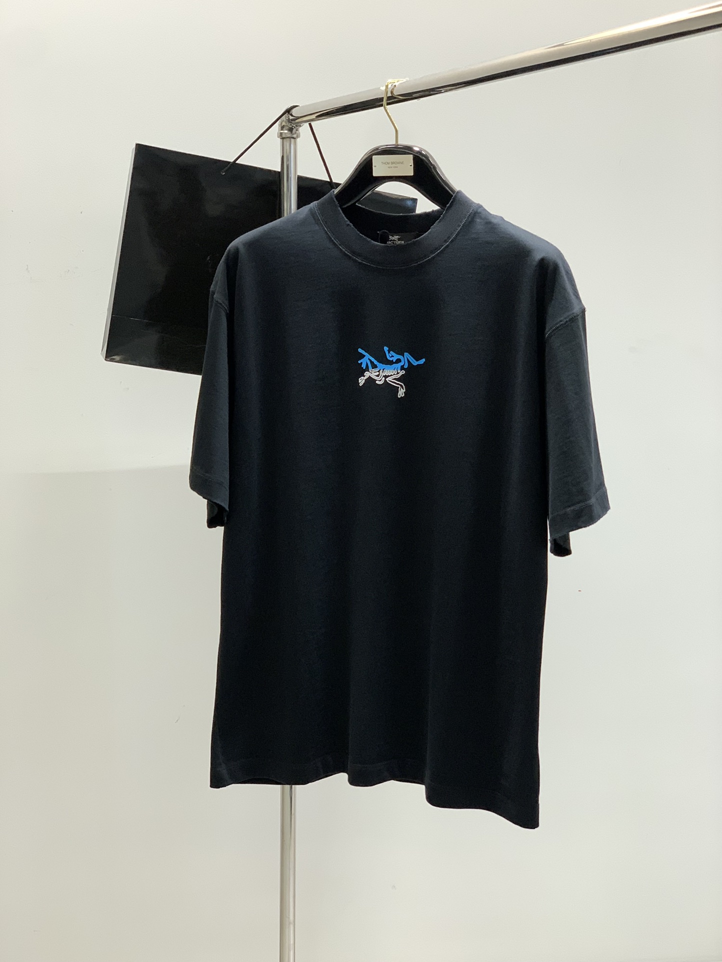 NO:142927,,ARCTERYX Archaeopteryx, new summer AW products, fashionable and casual round neck short-sleeved T-shirts, available at the same time for counters, original singles, imported original fabrics, extremely complex craftsmanship, fairly elegant and fashionable visuals, noble and elegant, from the main fabric to the detailed craftsmanship, showing the ingenuity of fashion, 2 colors recommendations, codes S-2XL, arc'teryx, T-shirt,tees, t-shirt,alexander wang19860909,ARCTERYX 始祖鸟,夏季AW新品,时尚休闲圆领短袖T恤,专柜同步有售,原单狠货,进口原版面料,工艺极度复杂,视觉相当雅致时髦,高贵而优雅,从主体面料到细节工艺,彰显时装的匠心所在,2色推荐,码数S-2XL,arc'teryx,T-shirt,tees，t-shirt,alexander wang,Men's clothing