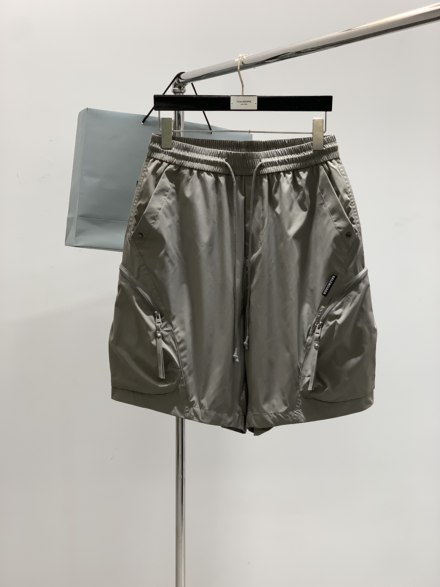 NO:151648,,Balenciaga Balenciaga, the latest summer products, the counter is available at the same time, original singles, fashionable casual shorts, imported original wash elastic fabric, comfortable and elastic, top-grade embroidery craft letter pattern logo, original hardware and auxiliary decoration, super positive style, comfortable and breathable, counter quality, handsome and stylish upper body, complete three standards, 3 colors recommendation, code number M-3XL,,balenciaga,balenciaga, shorts,alexander wang19860909,Balenciaga 巴黎世家,夏季最新品,专柜同步有售,原单狠货,时尚休闲短裤,进口原版水洗弹力面料,舒适有弹性,顶级刺绣工艺字母图案Logo,原版五金辅料装饰,版型超正,舒适透气,专柜品质,上身帅气有型,三标齐全,3色推荐,码数M-3XL,,balenciaga,balenciaga,shorts,alexander wang,Men's clothing