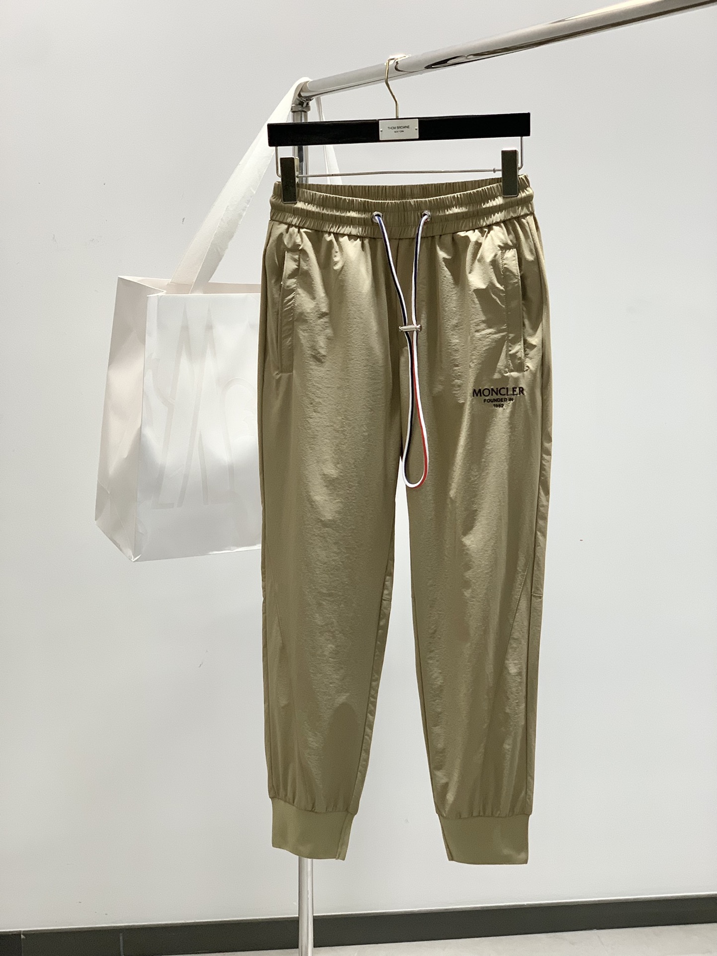 NO:142964,,Moncler mask, the latest spring products, special counters are available at the same time, original singles, fashionable casual pants, imported original fabric, top-grade embroidery craft letter pattern logo, original hardware and accessories decoration, simple but not lacking in fashion, top body fashionable and handsome, 3 colors recommendation, code number M-3XL, christian louboutin, Moncler, alexander wang19860909,Moncler 蒙口,春季最新品,专柜同步有售,原单狠货,时尚休闲裤,采用进口原版面料,顶级刺绣工艺字母图案logo,原版五金辅料装饰,简单而不失时尚,上身时尚帅气,3色推荐,码数M-3XL,,christian louboutin,Moncler,alexander wang,Men's clothing