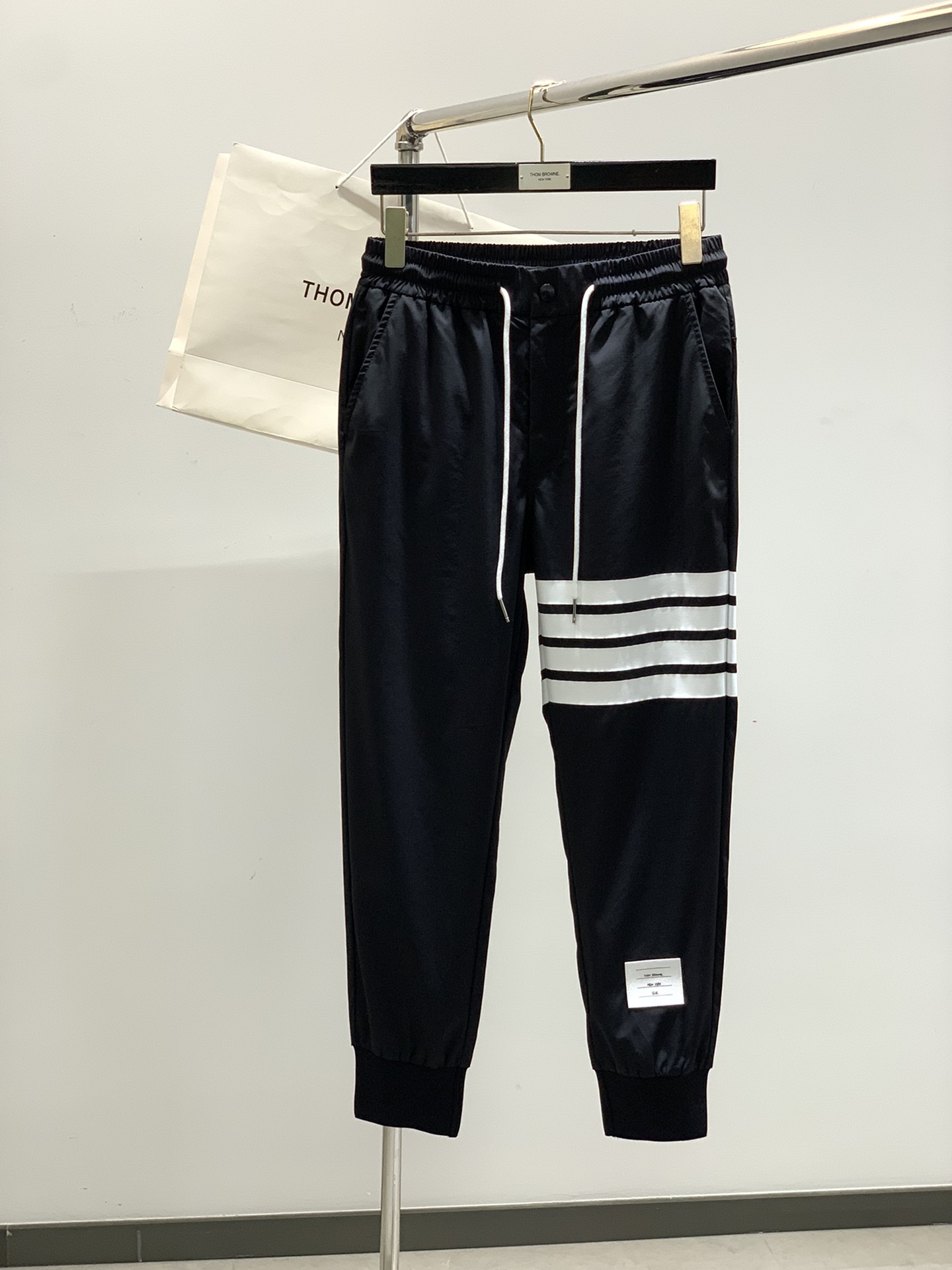 NO:154327,,Thom Browne The latest products for spring 2025, fashionable casual pants, available at the counter at the same time, original singles, imported original fabric, excellent comfort, top-grade printing craft letter pattern logo, original hardware accessories, extremely high grade, calm and versatile, handsome and stylish, 2 colors recommended, code number M-3XL, thom browne, alexander wang19860909,Thom Browne 汤姆·布朗 2025春季最新品,时尚休闲裤,专柜同步有售,原单狠货,采用进口原版面料,舒适度极佳,顶级印花工艺字母图案logo,原版五金辅料,档次极高,从容百搭,上身帅气有型,2色推荐,码数M-3XL,,thom browne,alexander wang,Men's clothing