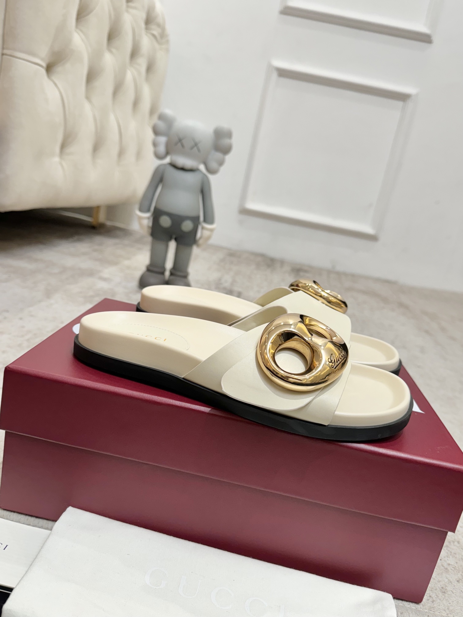 NO:545552,2025 Gucci new model, leather surface, welfare new thick-soled GuCci metal buckle slippers, original version is copied one by one, the highest version is the same as YB, and it is made all year round. Fabric imported cowhide, water-dyed cowhide leather, size.  35-42 Women 41.42 Customized No Returns and Exchanges) Outsource.  Original mold Packaging full set of encore red original packaging, slippers, gucci, gucci, slippers, cowhide198609092025古驰新款,皮面 福利新品厚底GuCci金属扣拖鞋,原版一比一复制,最高版本所有材质细节均与YB一致 常年做货. 面料进口牛皮 内里水染牛皮皮里 尺码 ．35-42女41.42定制不退换） 大底．原版模具 包装全套安可拉红色原版包装,拖鞋,gucci,gucci,slippers,cowhide,Women's Shoes