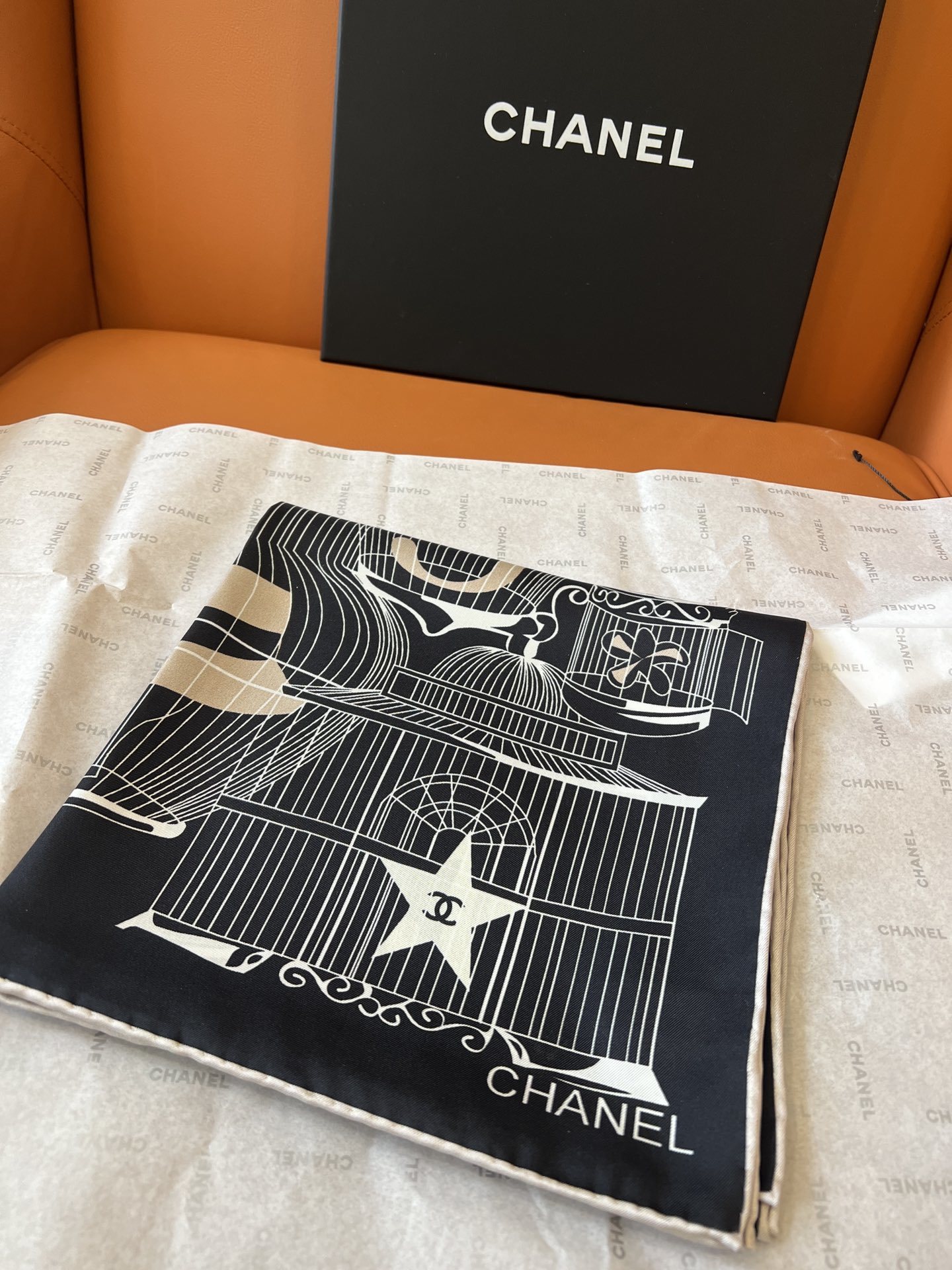 价格(不含包装)
𝐂𝐡𝐚𝐧𝐞𝐥 • 𝟐𝟓𝐒《鸟笼丝巾》黑色
Size:90x90cm 100%斜纹真丝
