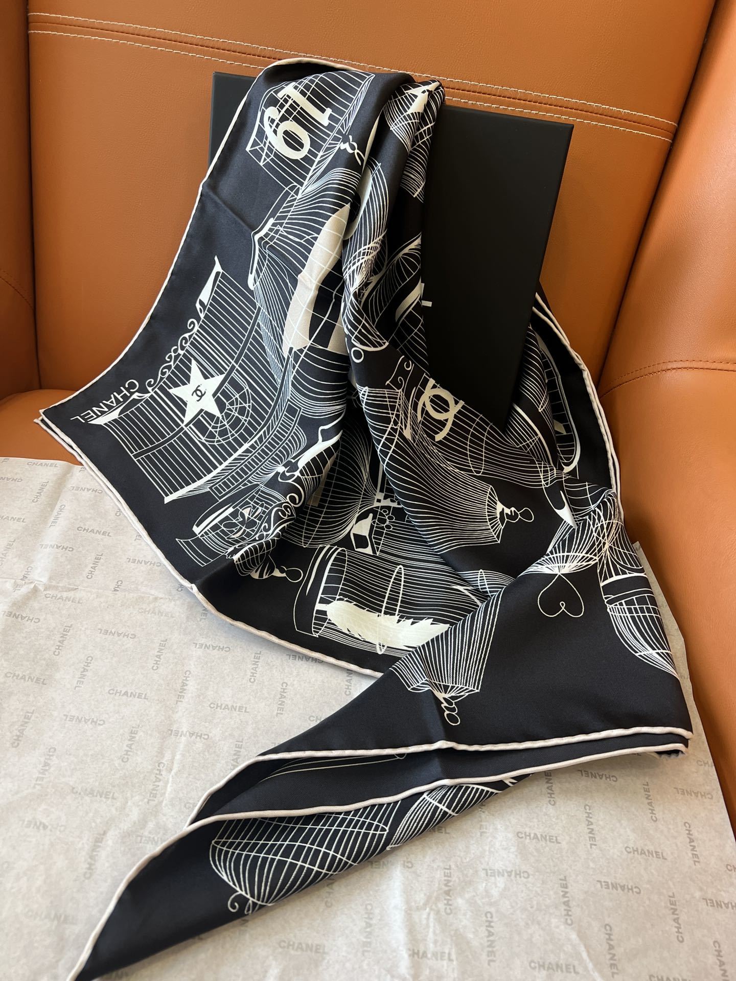 价格(不含包装)
𝐂𝐡𝐚𝐧𝐞𝐥 • 𝟐𝟓𝐒《鸟笼丝巾》黑色
Size:90x90cm 100%斜纹真丝