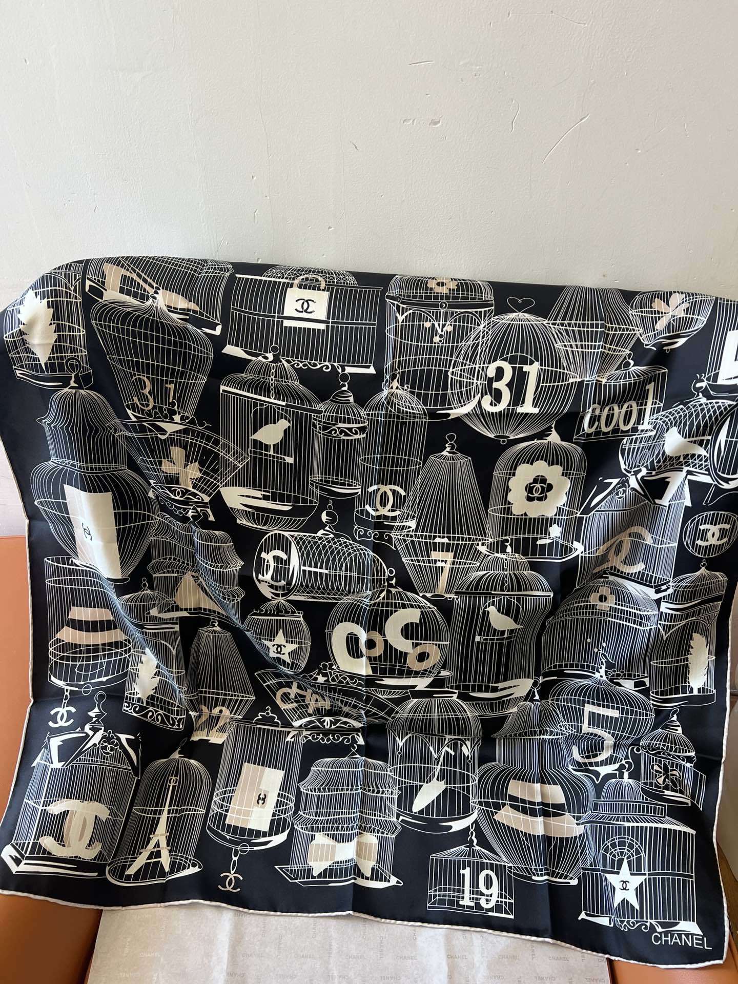 价格(不含包装)
𝐂𝐡𝐚𝐧𝐞𝐥 • 𝟐𝟓𝐒《鸟笼丝巾》黑色
Size:90x90cm 100%斜纹真丝