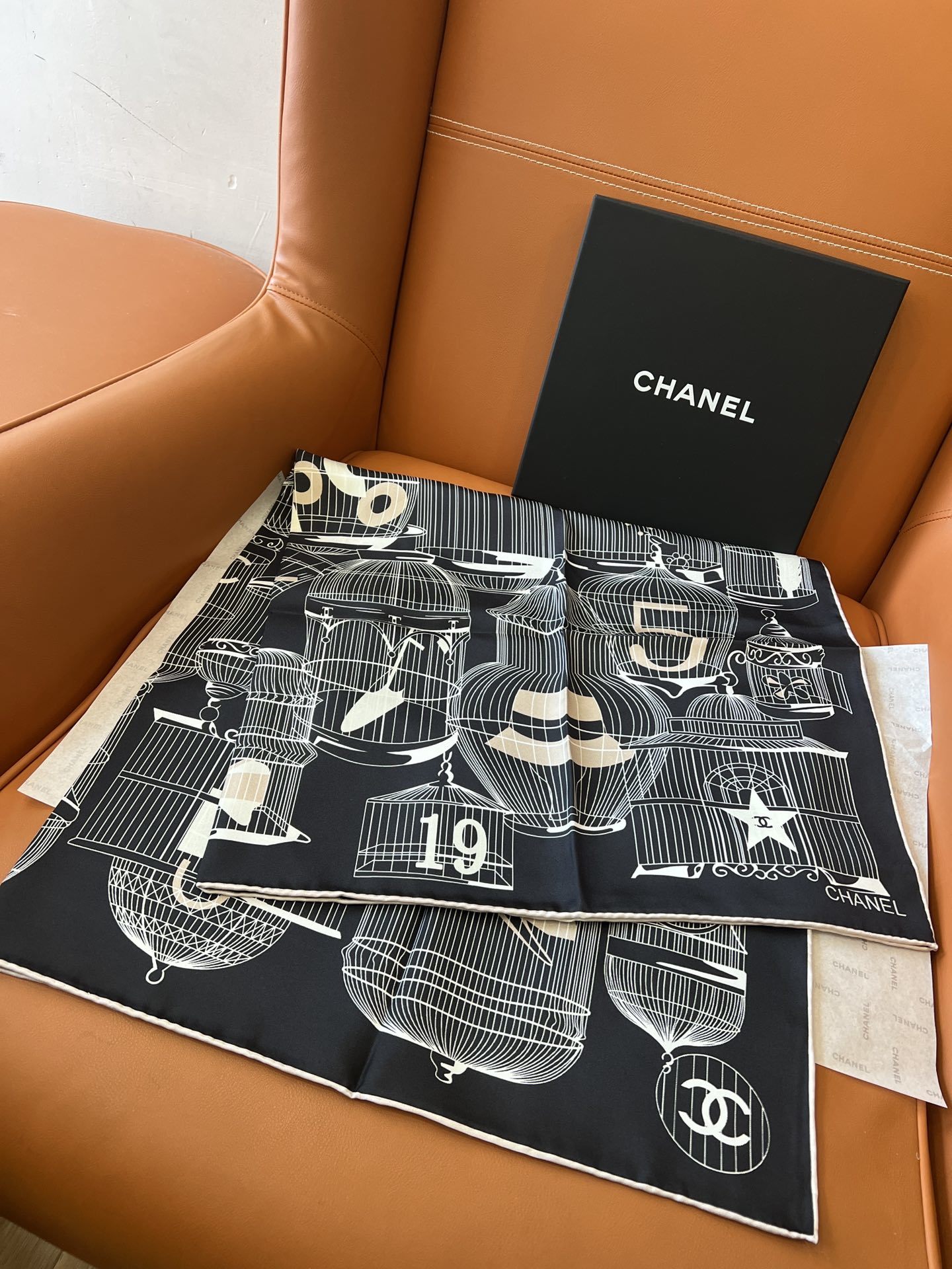 价格(不含包装)
𝐂𝐡𝐚𝐧𝐞𝐥 • 𝟐𝟓𝐒《鸟笼丝巾》黑色
Size:90x90cm 100%斜纹真丝
