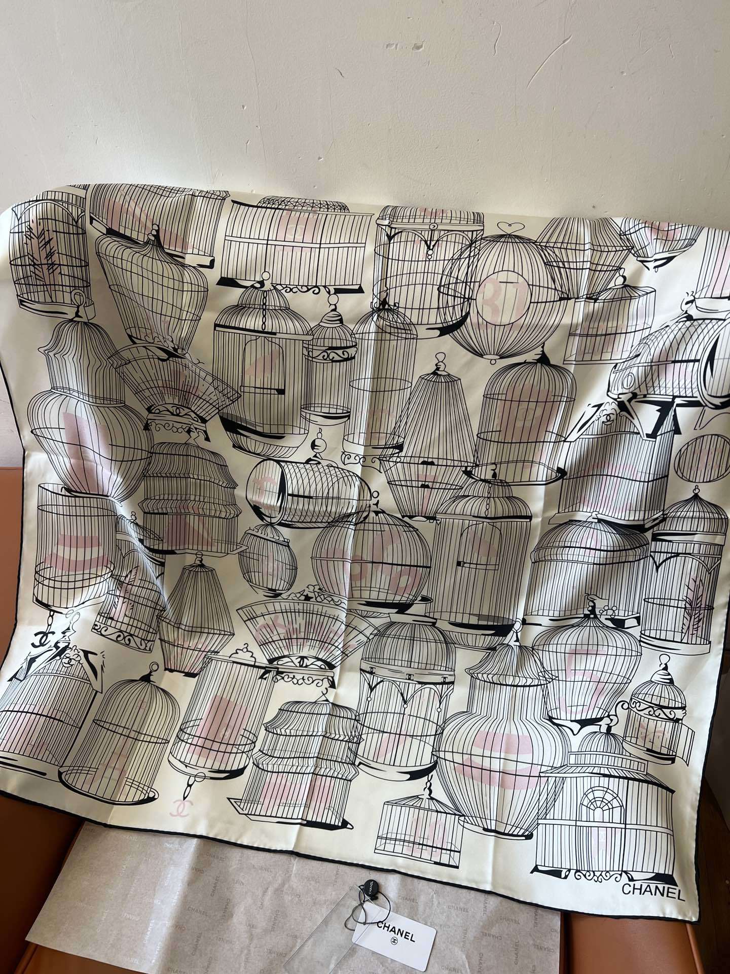 价格(不含包装)
𝐂𝐡𝐚𝐧𝐞𝐥 • 𝟐𝟓𝐒《鸟笼丝巾》米粉色
Size:90x90cm 100%斜纹真丝
