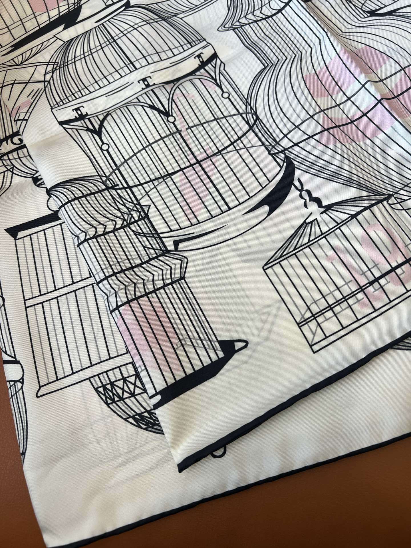 价格(不含包装)
𝐂𝐡𝐚𝐧𝐞𝐥 • 𝟐𝟓𝐒《鸟笼丝巾》米粉色
Size:90x90cm 100%斜纹真丝