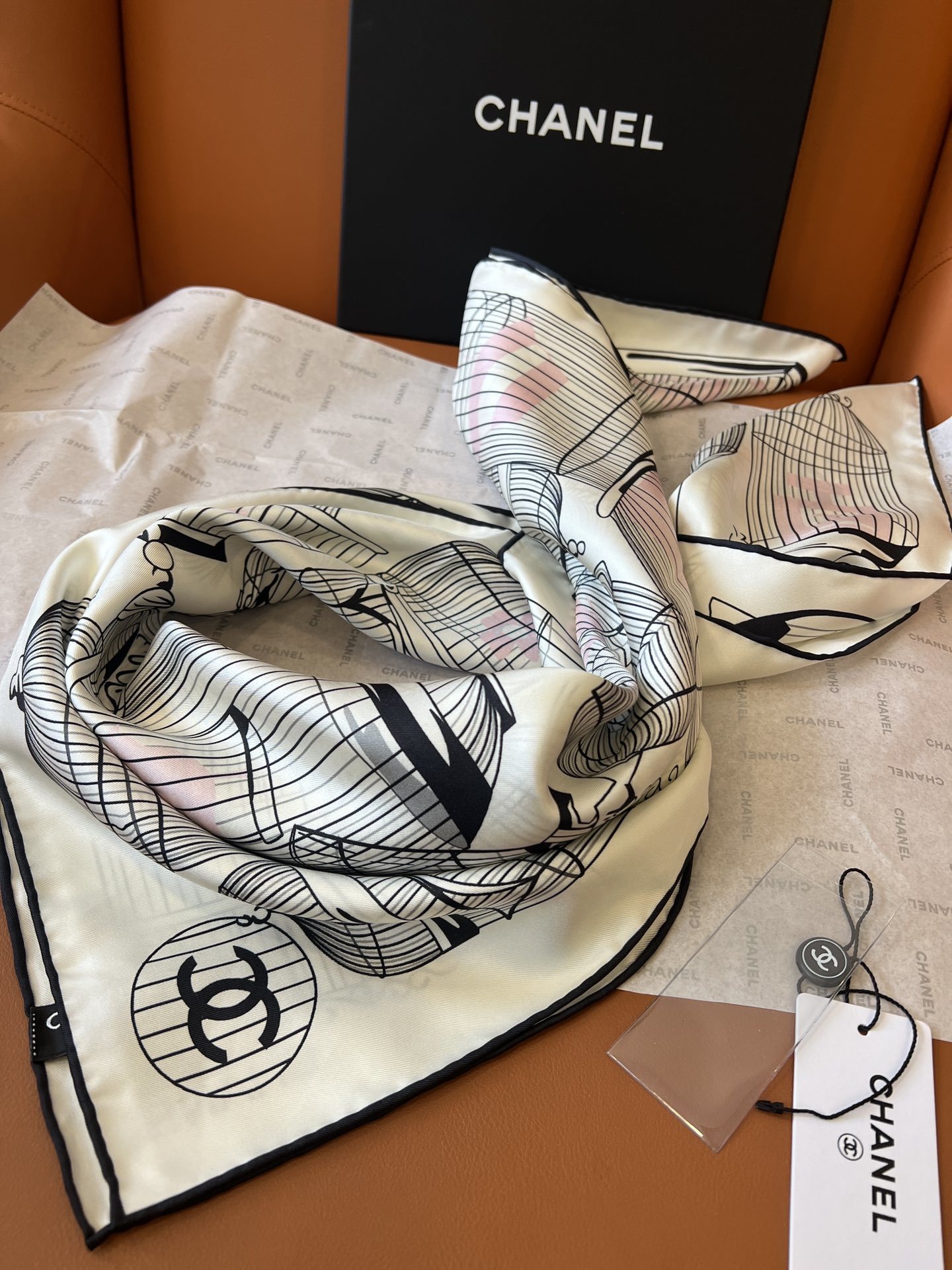 价格(不含包装)
𝐂𝐡𝐚𝐧𝐞𝐥 • 𝟐𝟓𝐒《鸟笼丝巾》米粉色
Size:90x90cm 100%斜纹真丝