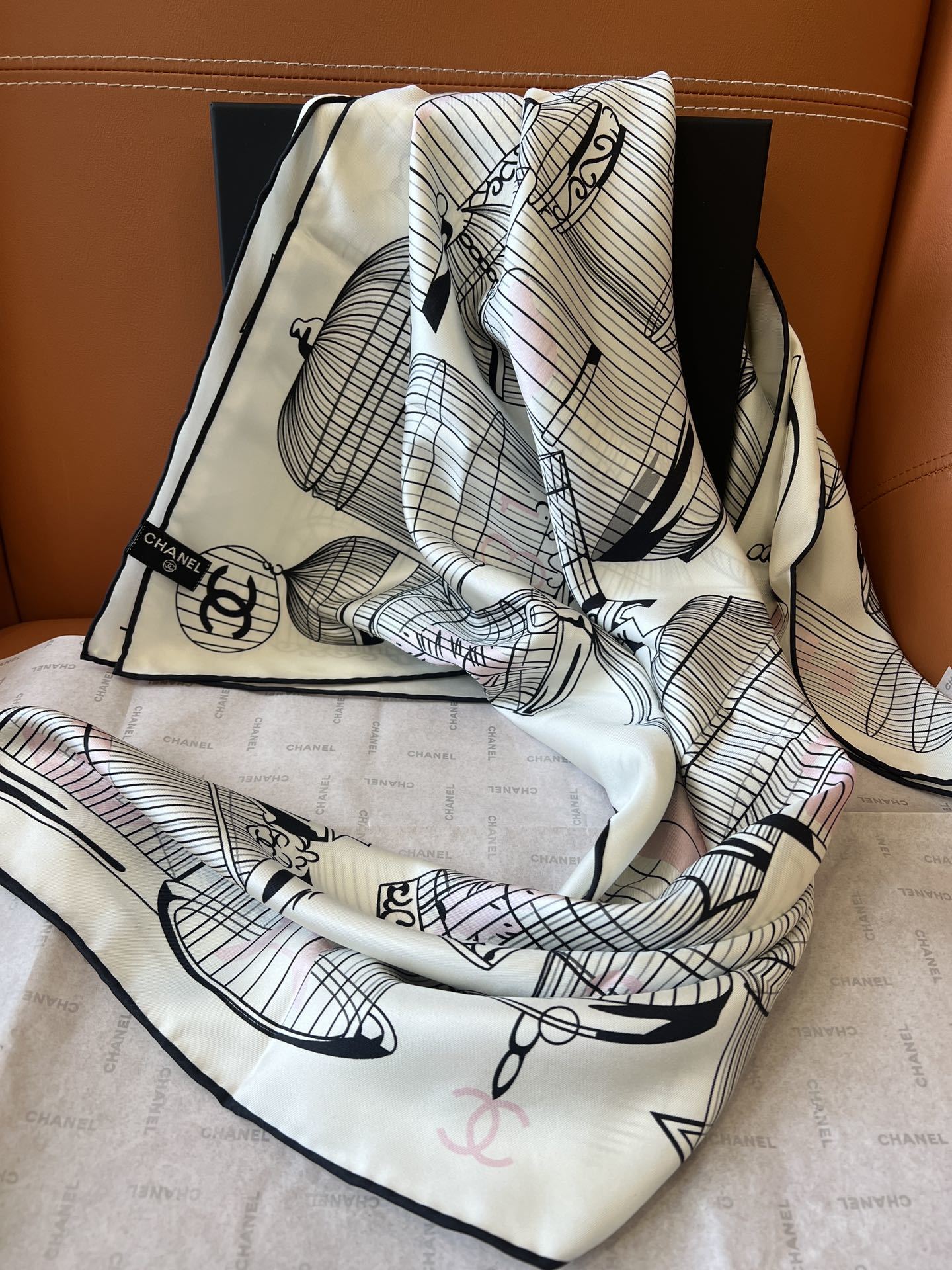 价格(不含包装)
𝐂𝐡𝐚𝐧𝐞𝐥 • 𝟐𝟓𝐒《鸟笼丝巾》米粉色
Size:90x90cm 100%斜纹真丝